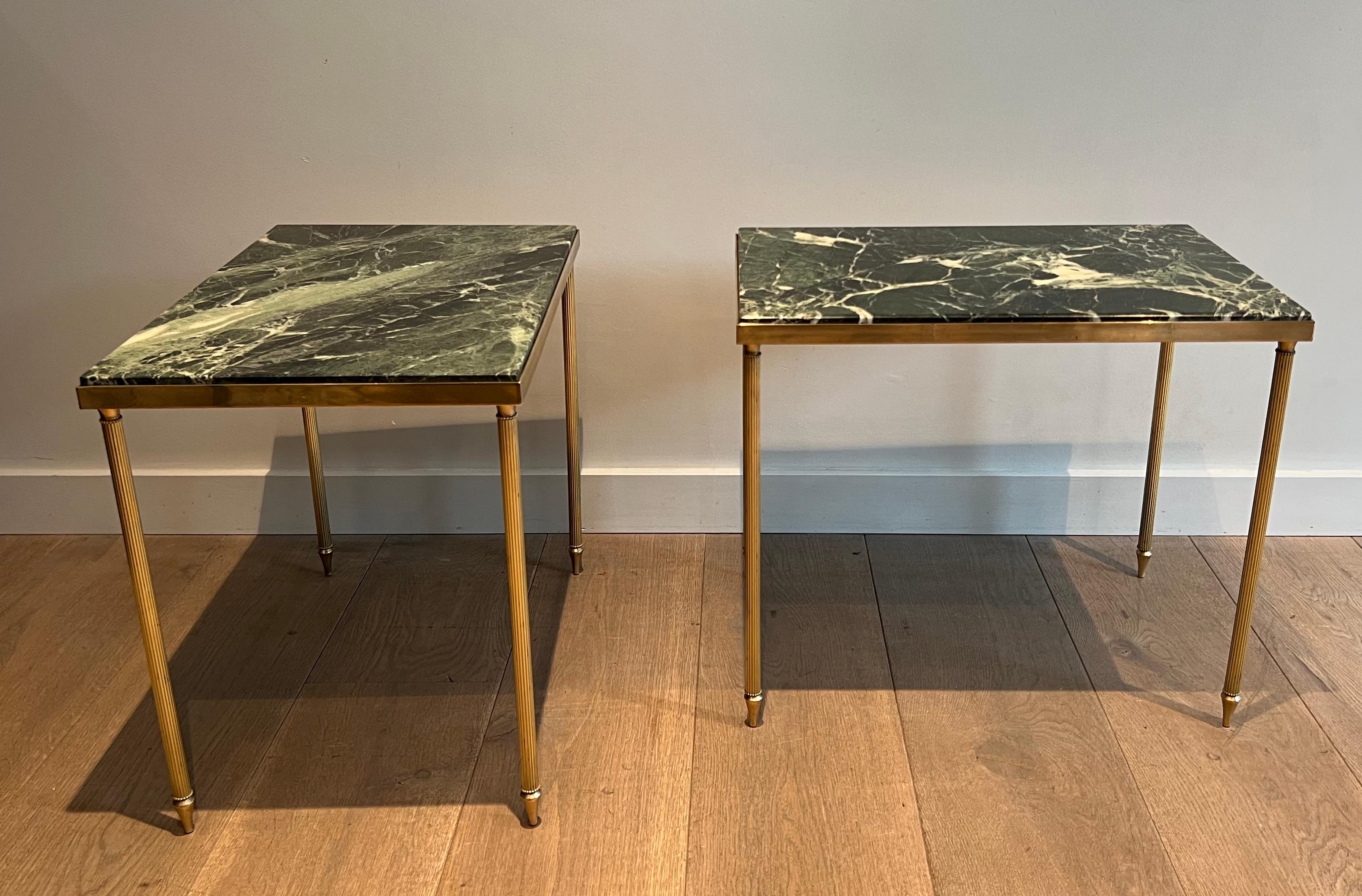 Paire de tables d'appoint en laiton avec plateau en marbre vert dans le style de la Maison Jansen 12
