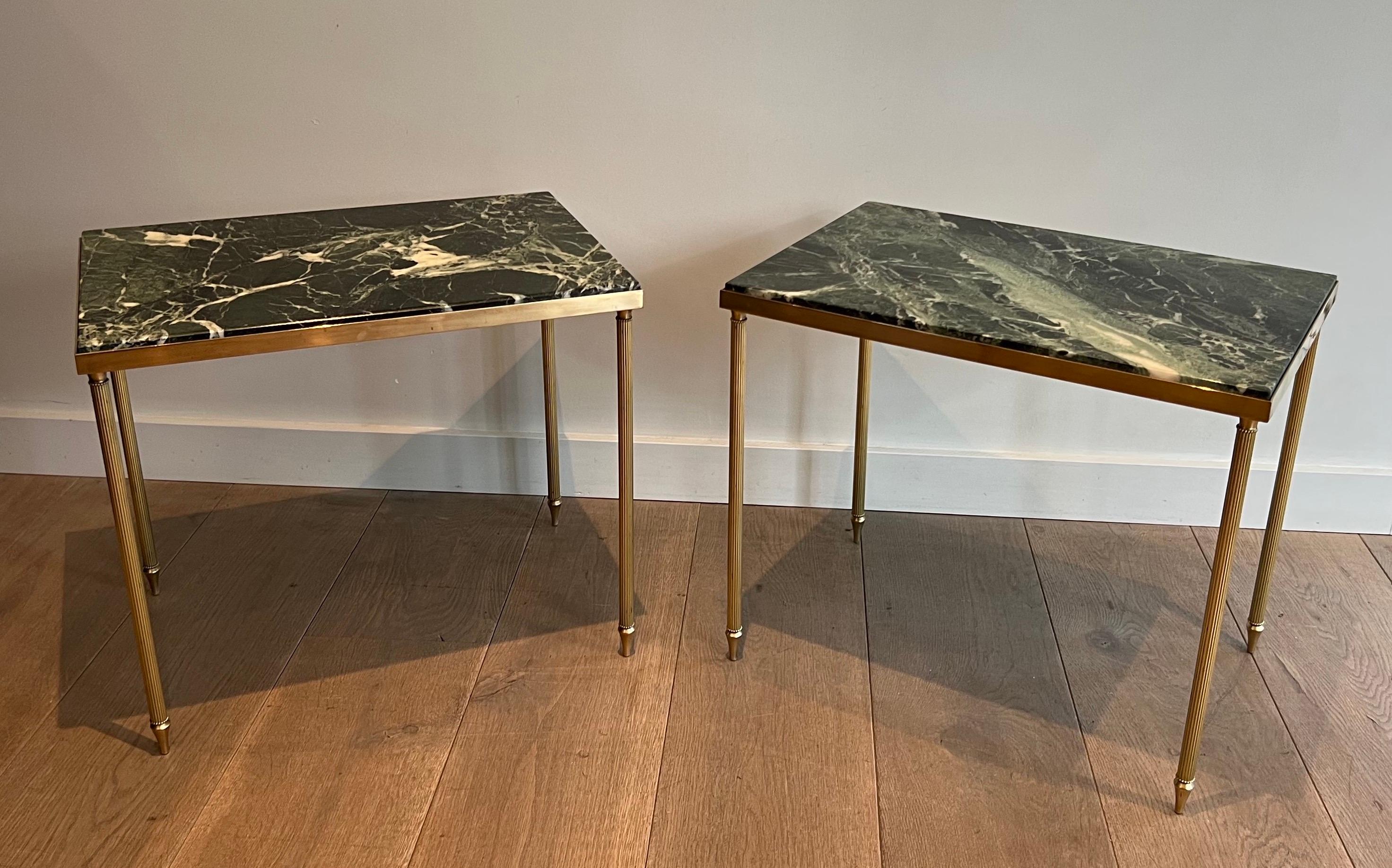 Cette belle et élégante paire de tables d'appoint est en laiton avec des pieds cannelés et des plateaux en marbre vert. Il s'agit d'une œuvre française dans le style de la Maison Jansen. Circa 1940