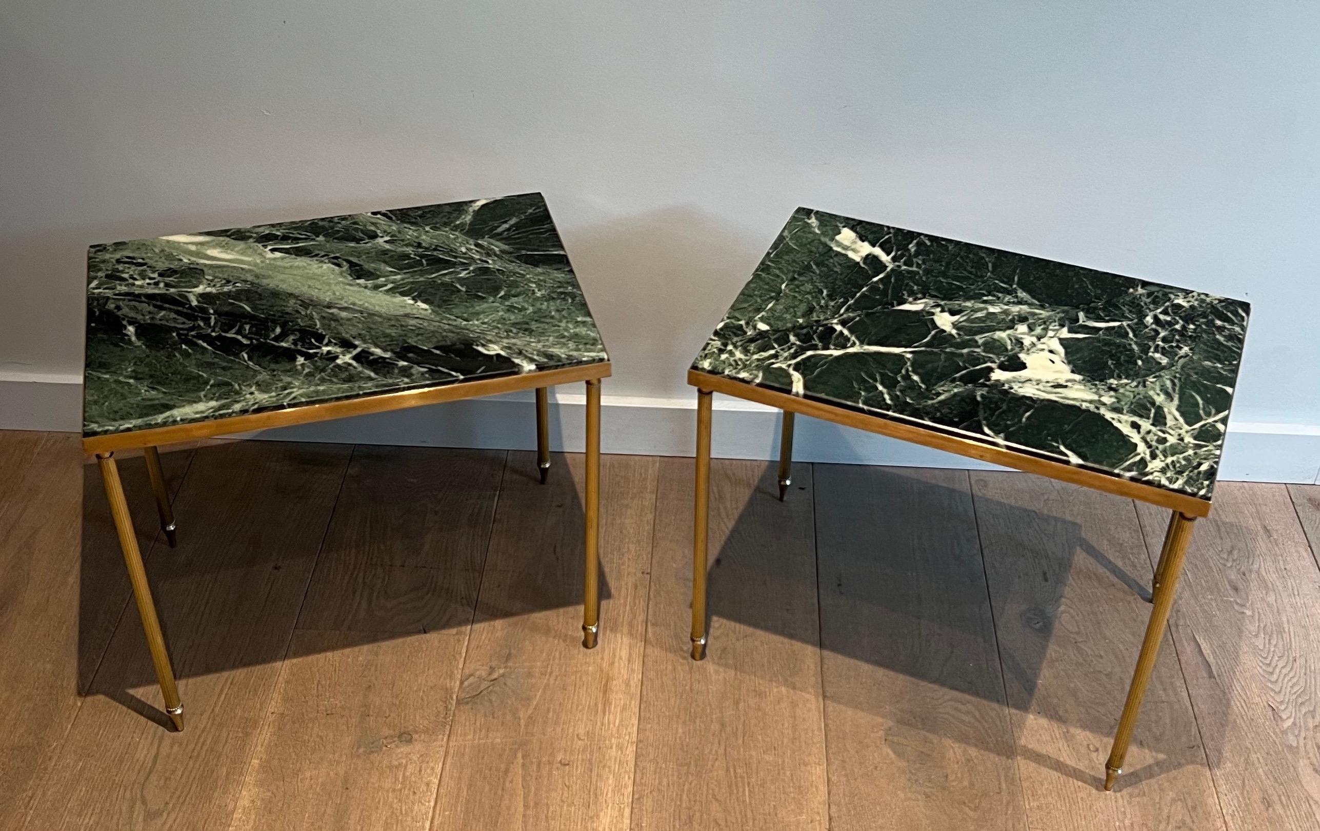 Paire de tables d'appoint en laiton avec plateau en marbre vert dans le style de la Maison Jansen 13
