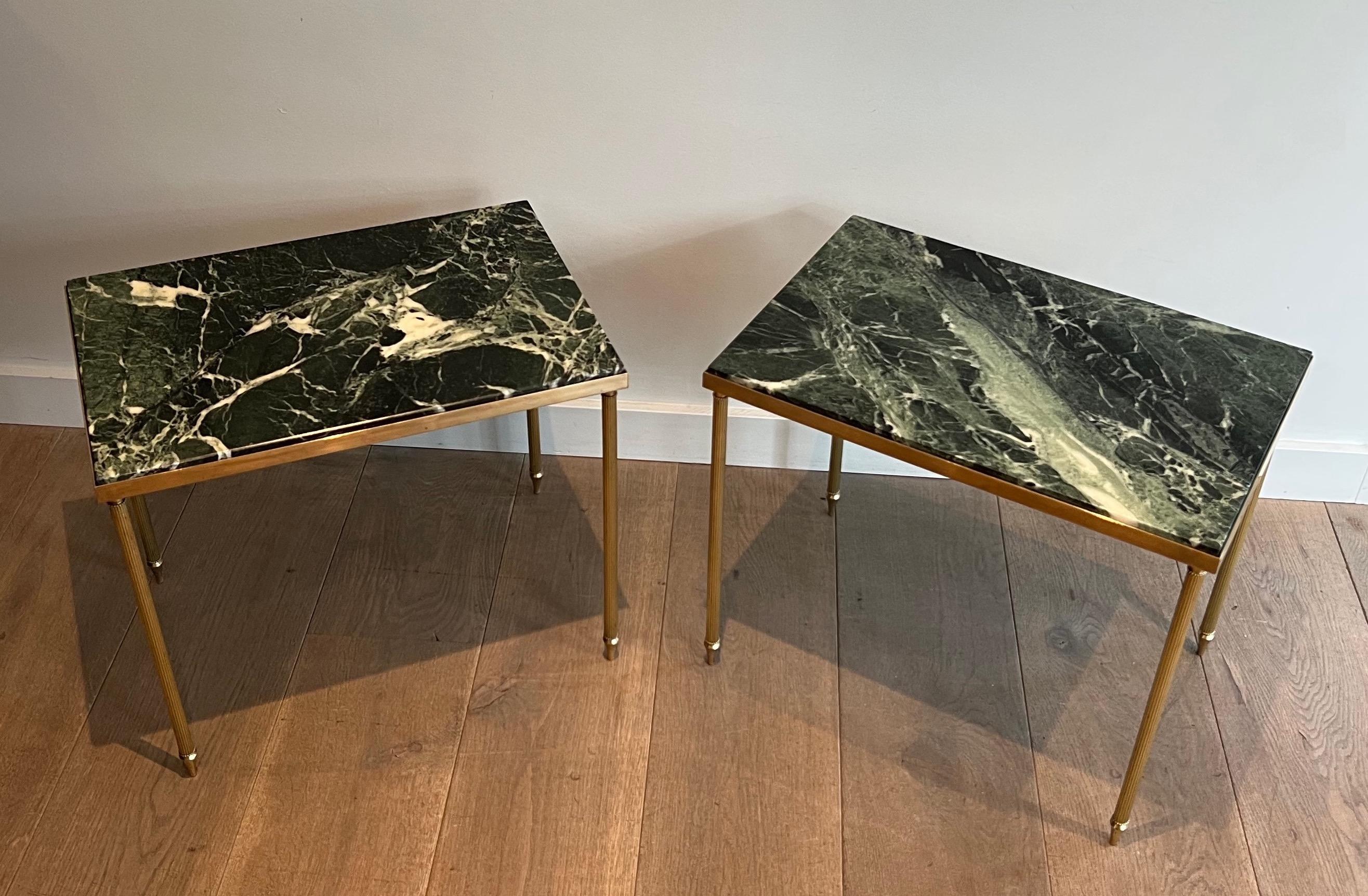Néoclassique Paire de tables d'appoint en laiton avec plateau en marbre vert dans le style de la Maison Jansen