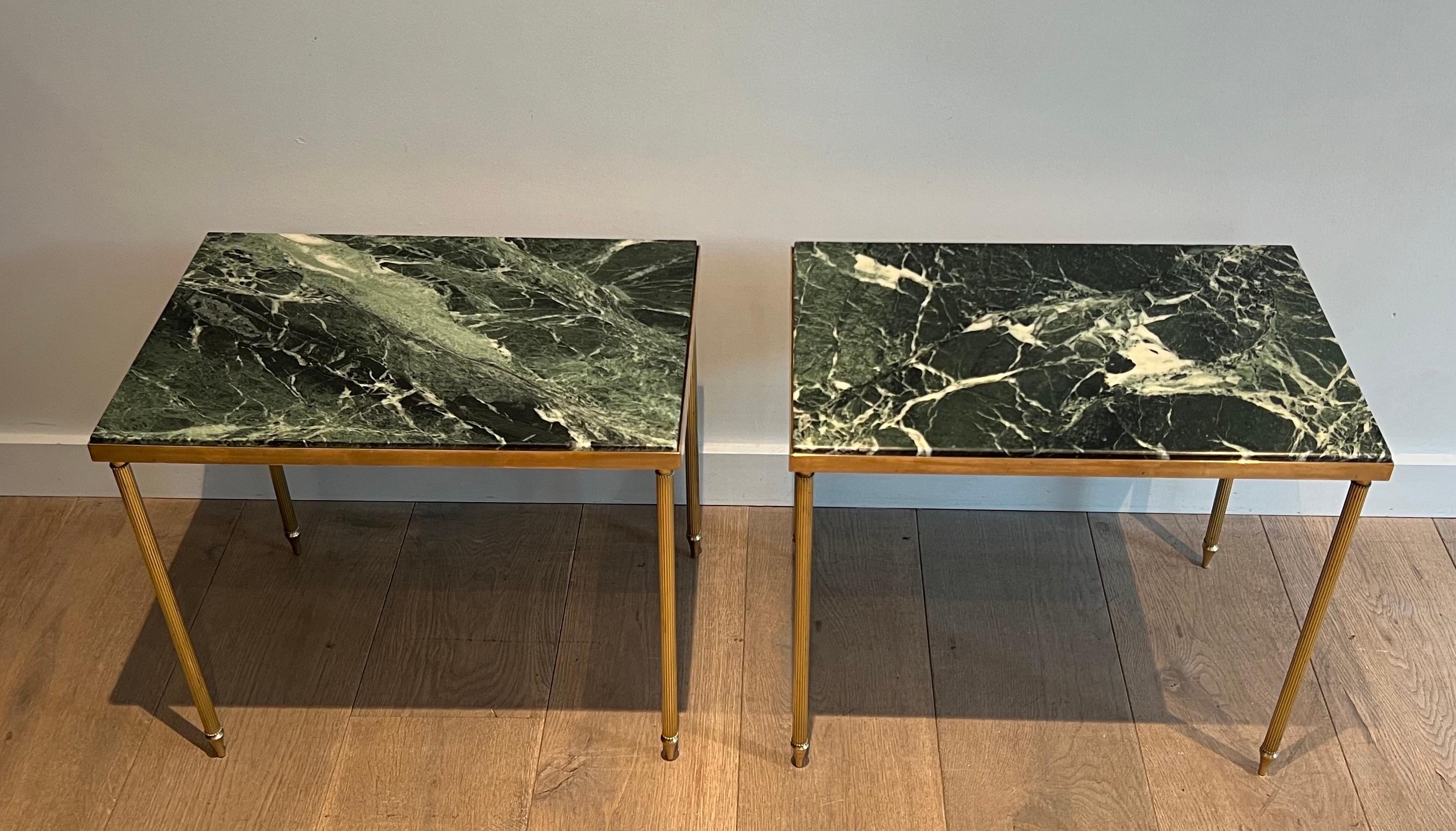 Français Paire de tables d'appoint en laiton avec plateau en marbre vert dans le style de la Maison Jansen