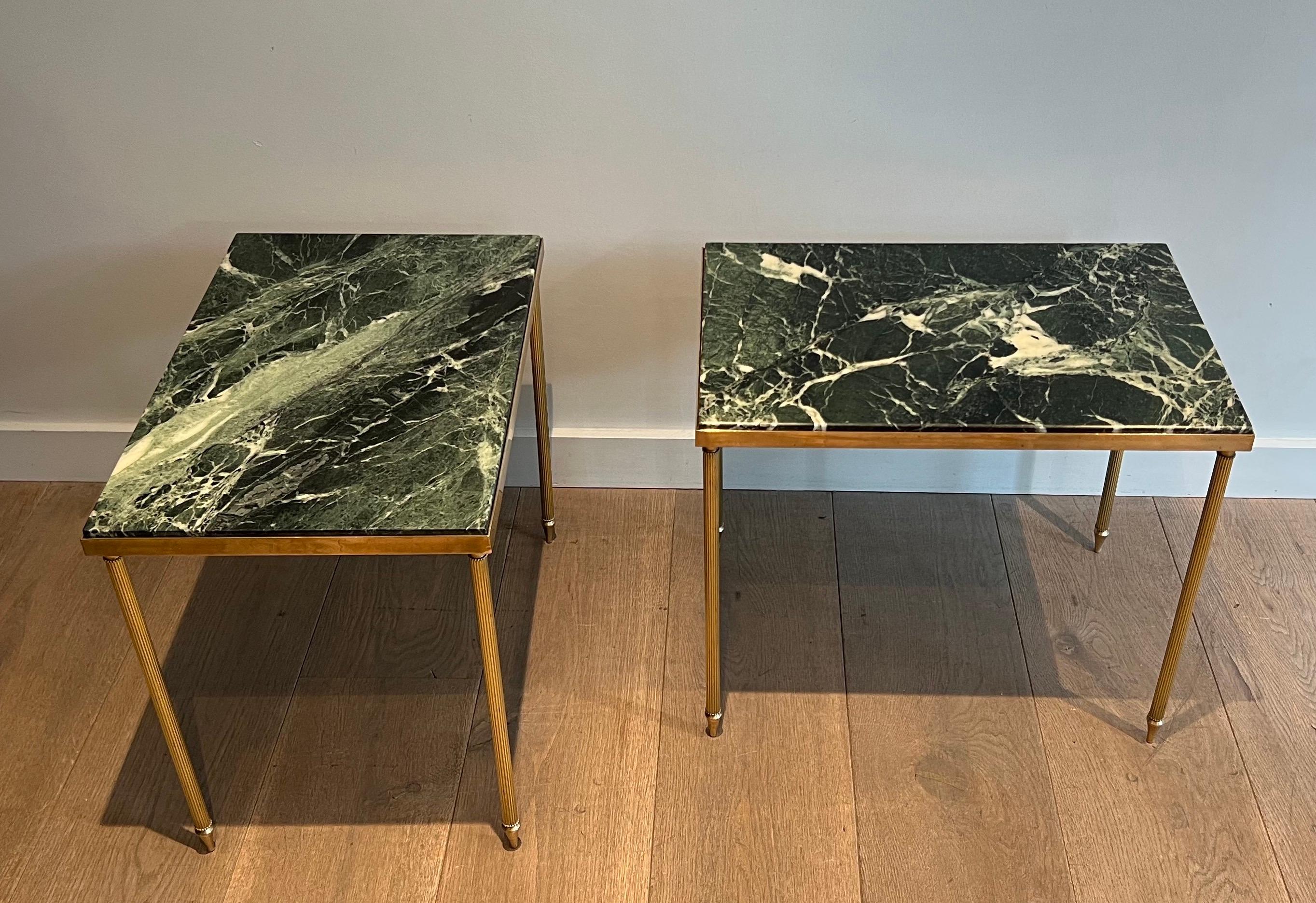 Paire de tables d'appoint en laiton avec plateau en marbre vert dans le style de la Maison Jansen Bon état à Marcq-en-Barœul, Hauts-de-France