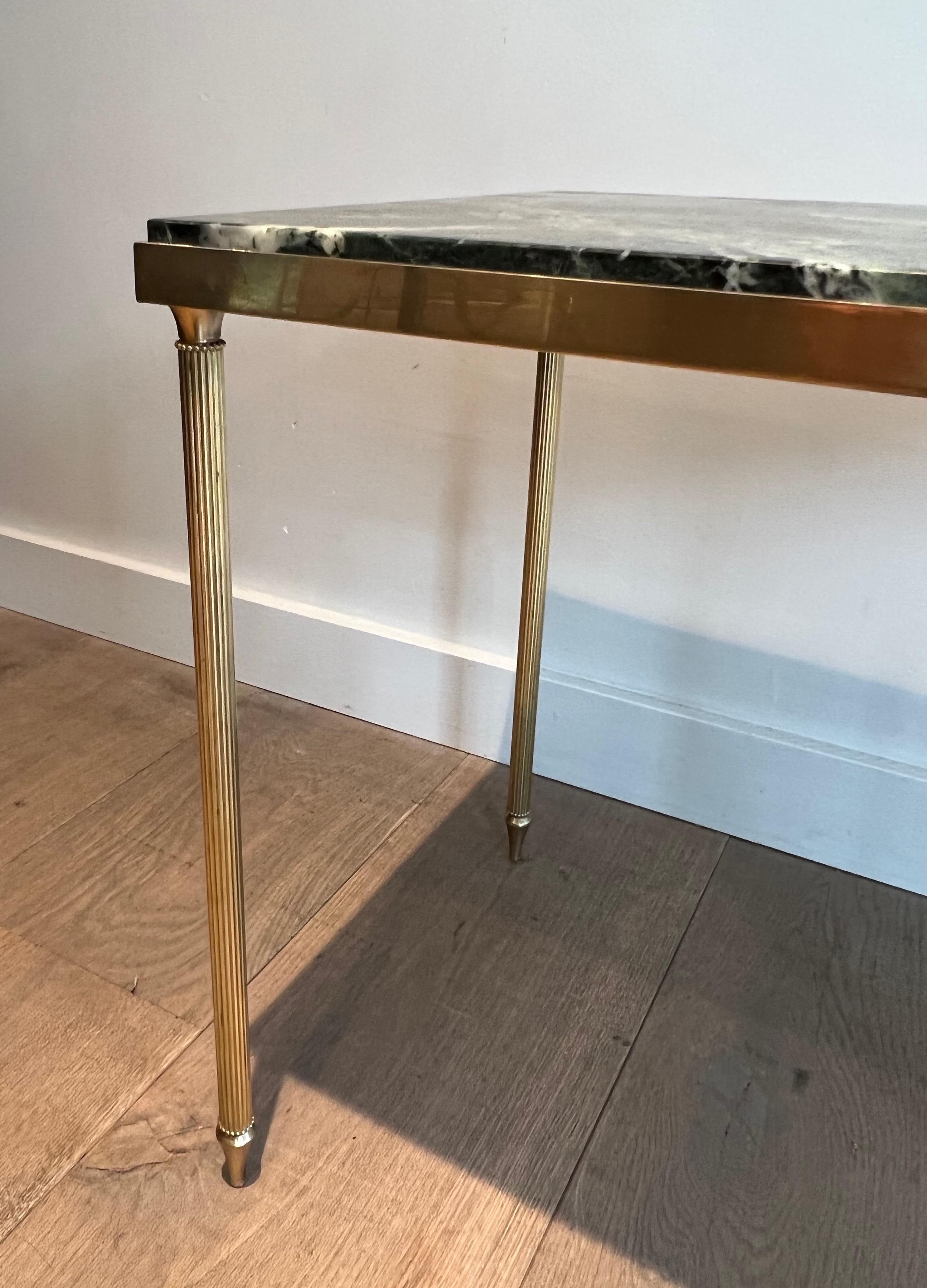 Milieu du XXe siècle Paire de tables d'appoint en laiton avec plateau en marbre vert dans le style de la Maison Jansen