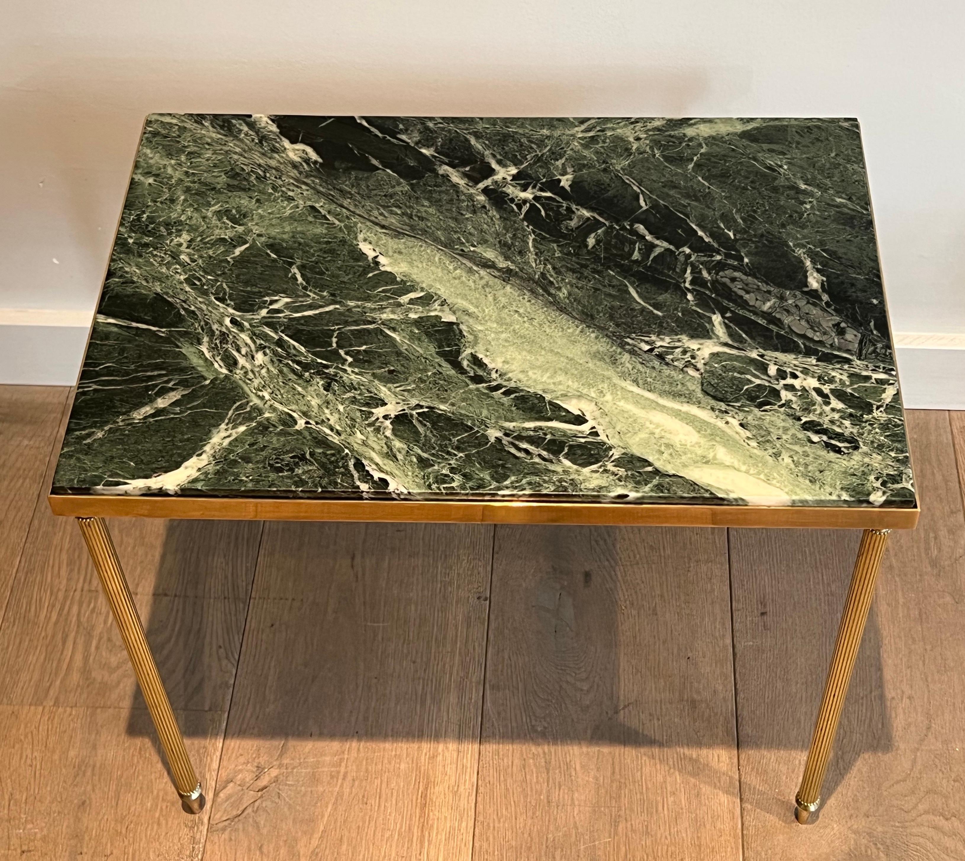Laiton Paire de tables d'appoint en laiton avec plateau en marbre vert dans le style de la Maison Jansen