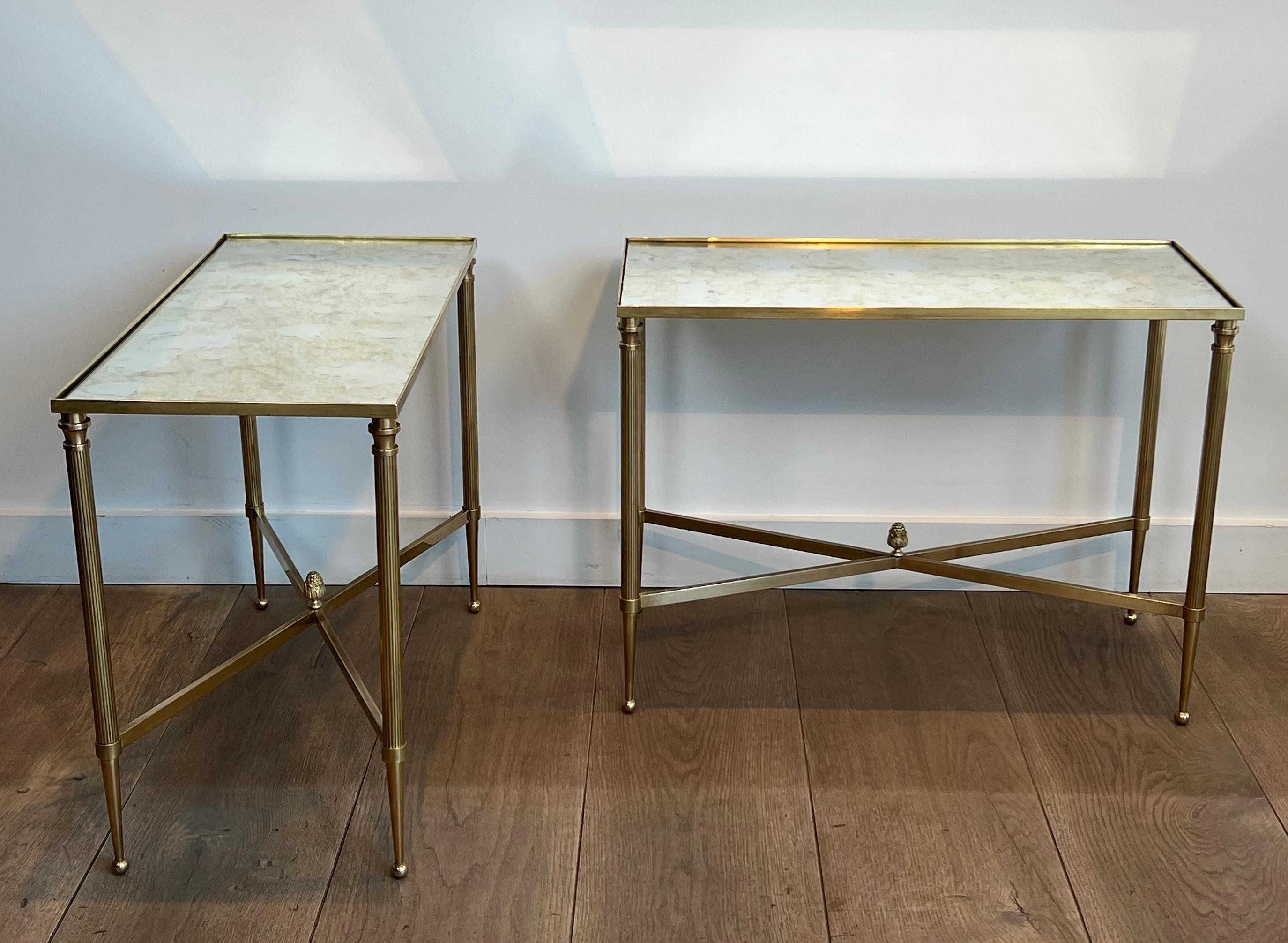 Metà XX secolo Coppia di tavolini in ottone con piani in specchio ossidato di Maison Jansen in vendita