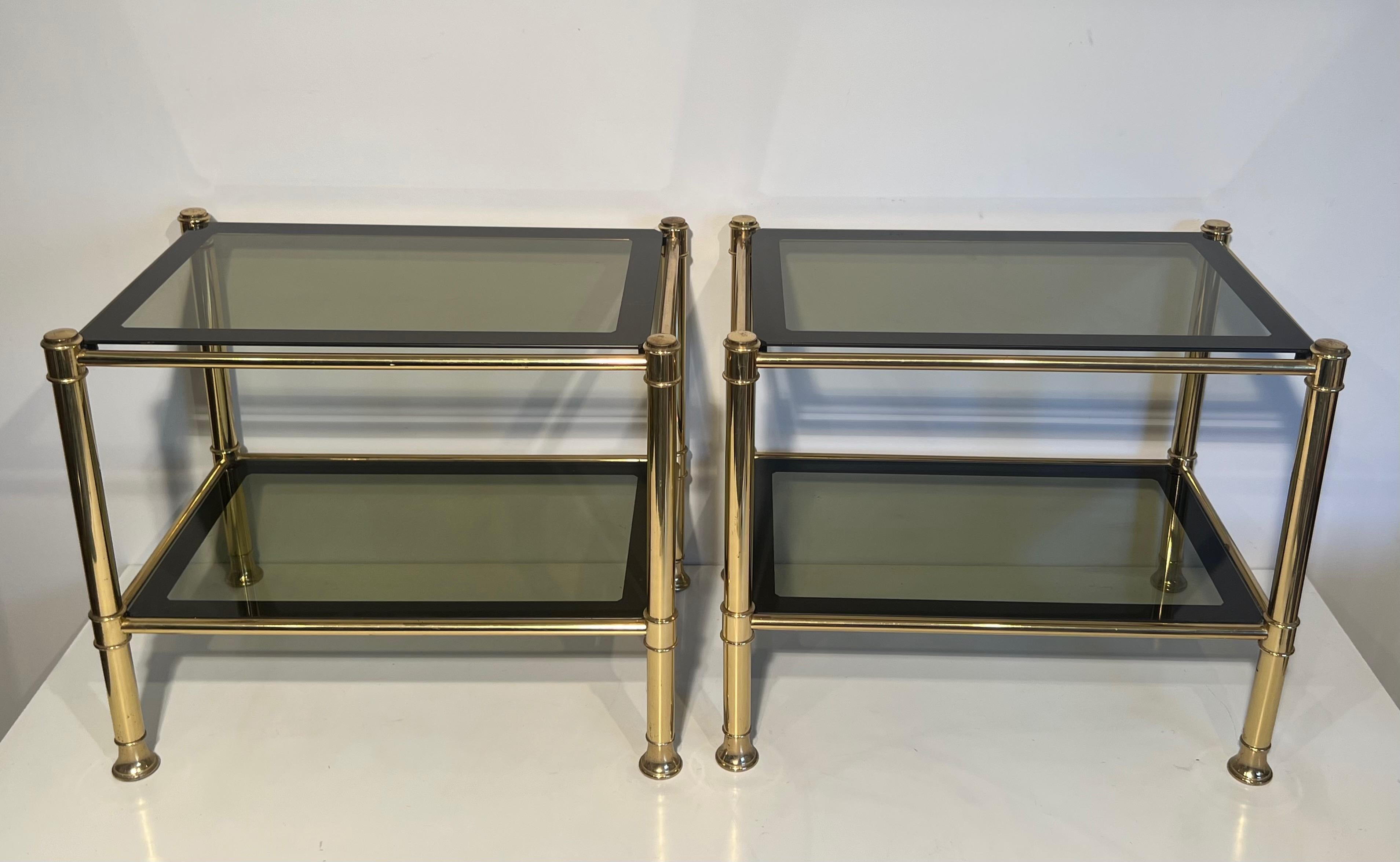 Ein Paar Beistelltische aus Messing mit Ablagen aus Rauchglas im Angebot 4