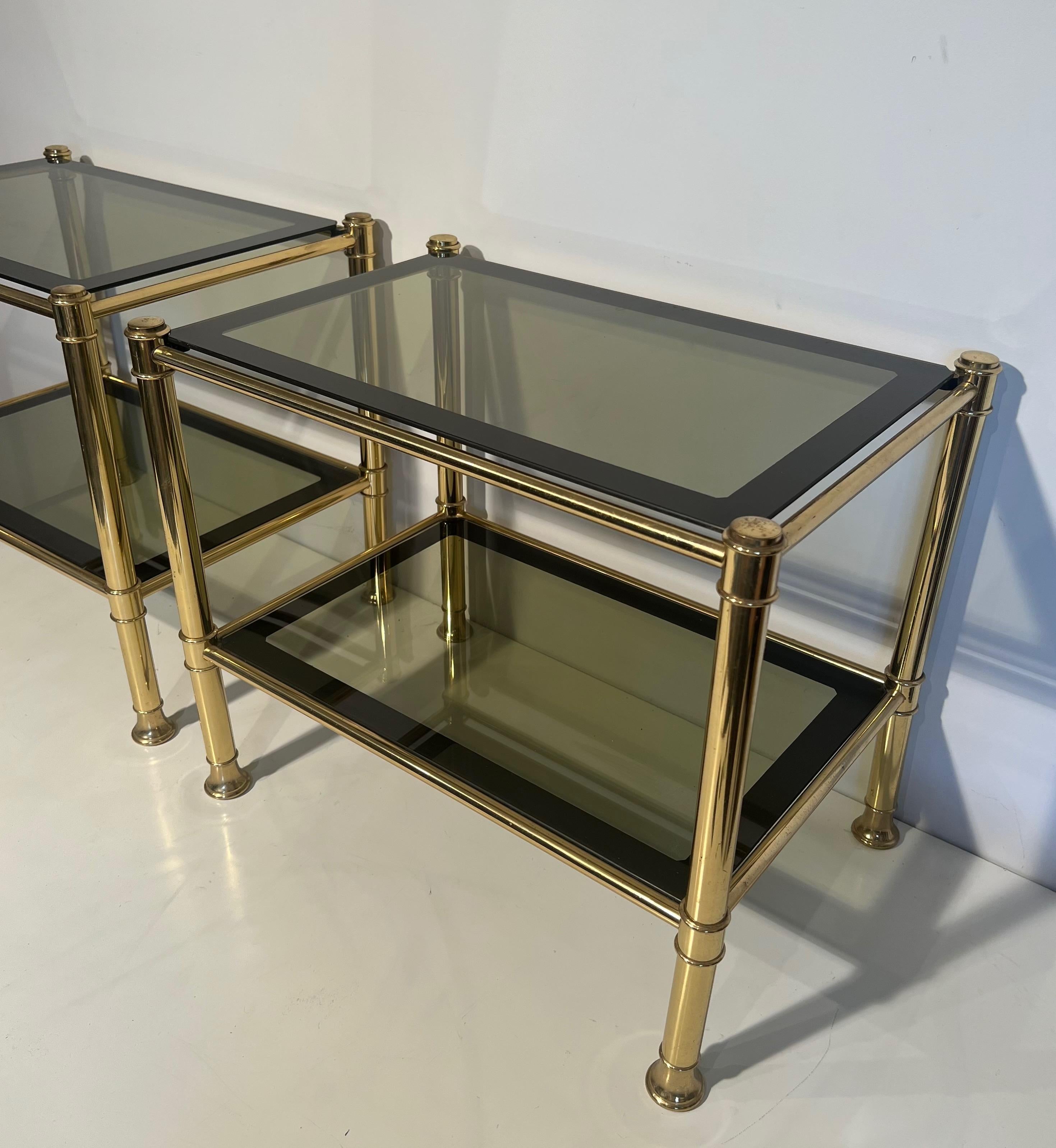 Ein Paar Beistelltische aus Messing mit Ablagen aus Rauchglas (Moderne der Mitte des Jahrhunderts) im Angebot