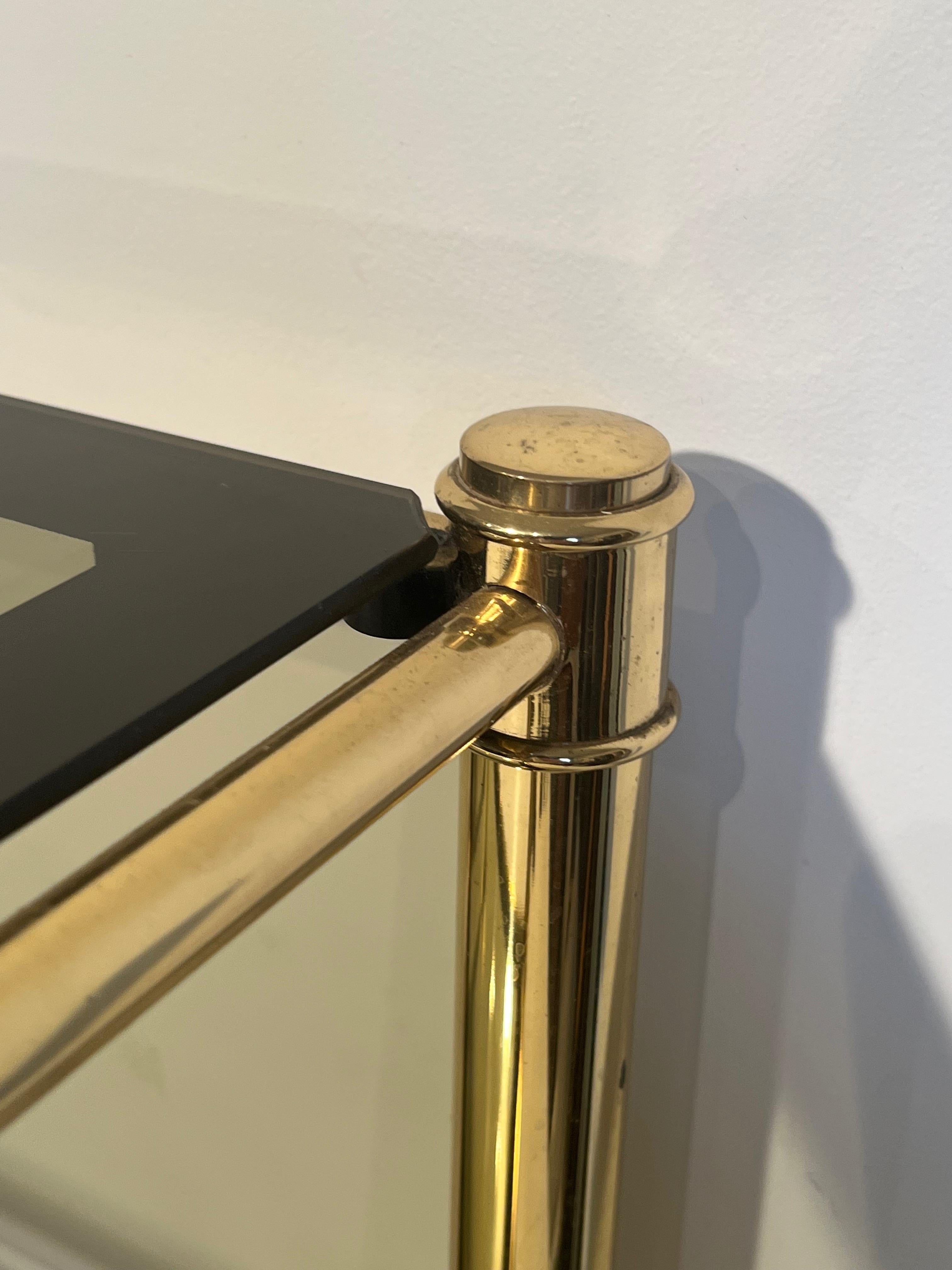 Ein Paar Beistelltische aus Messing mit Ablagen aus Rauchglas im Angebot 1