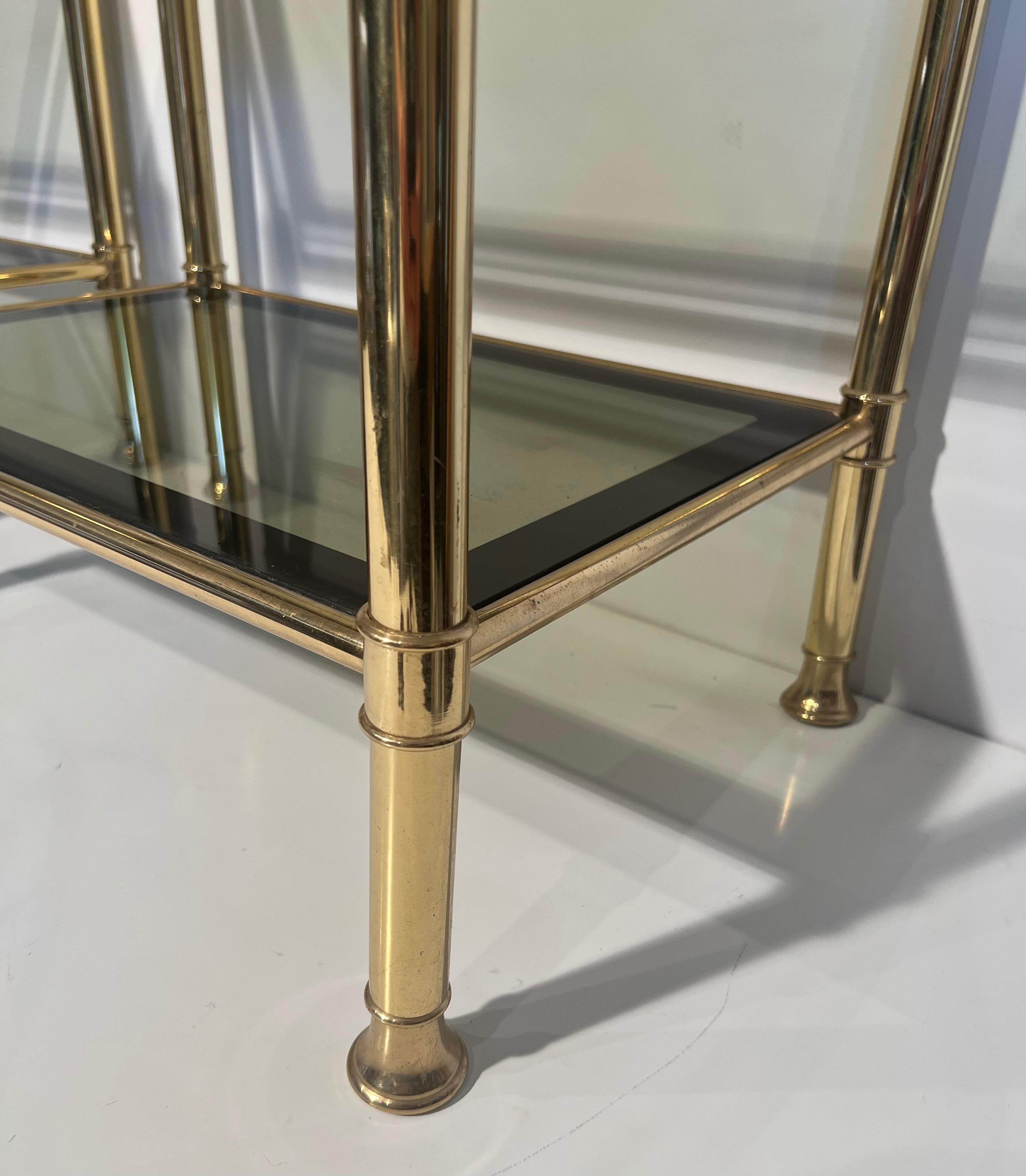 Ein Paar Beistelltische aus Messing mit Ablagen aus Rauchglas im Angebot 2