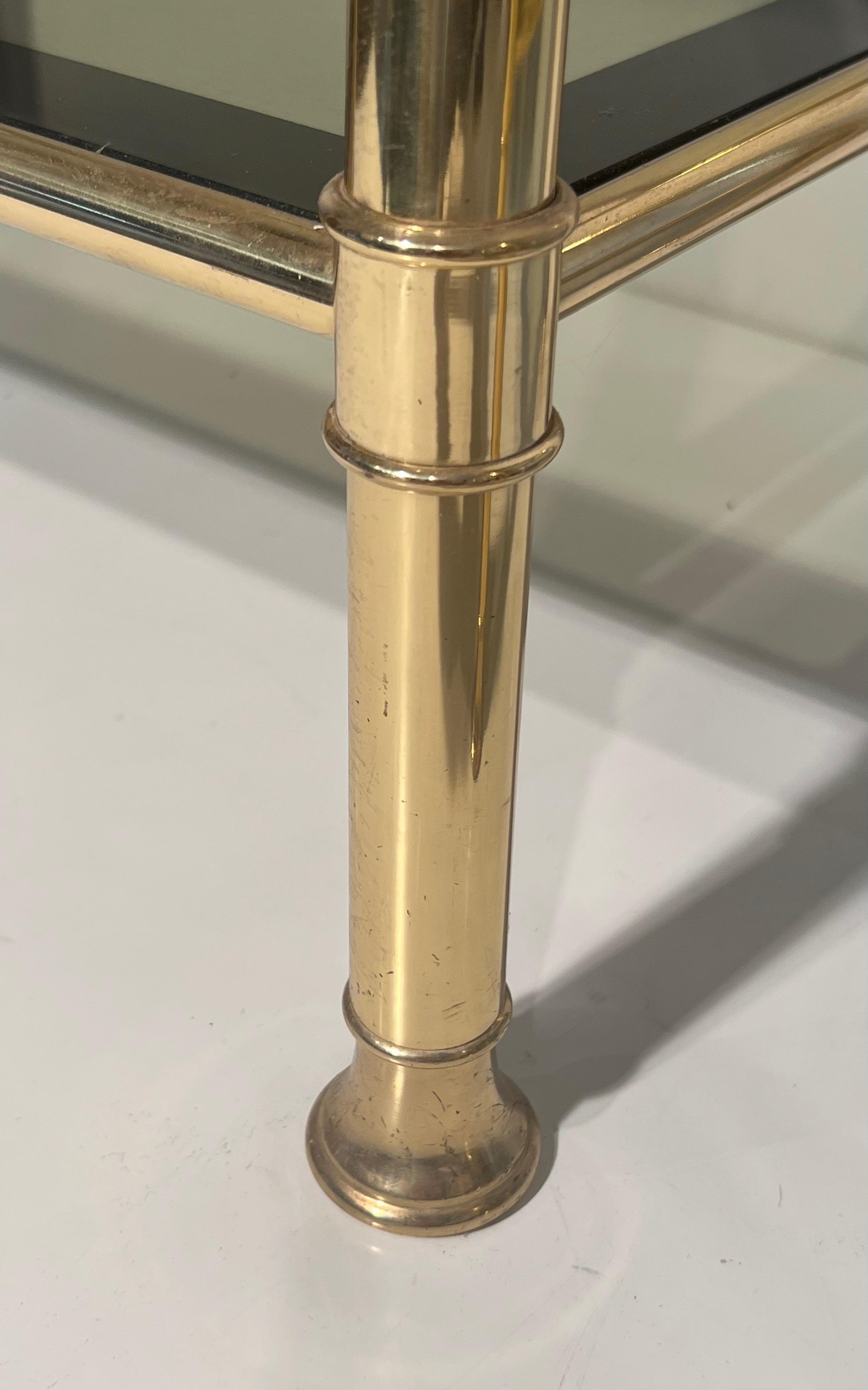 Ein Paar Beistelltische aus Messing mit Ablagen aus Rauchglas im Angebot 3
