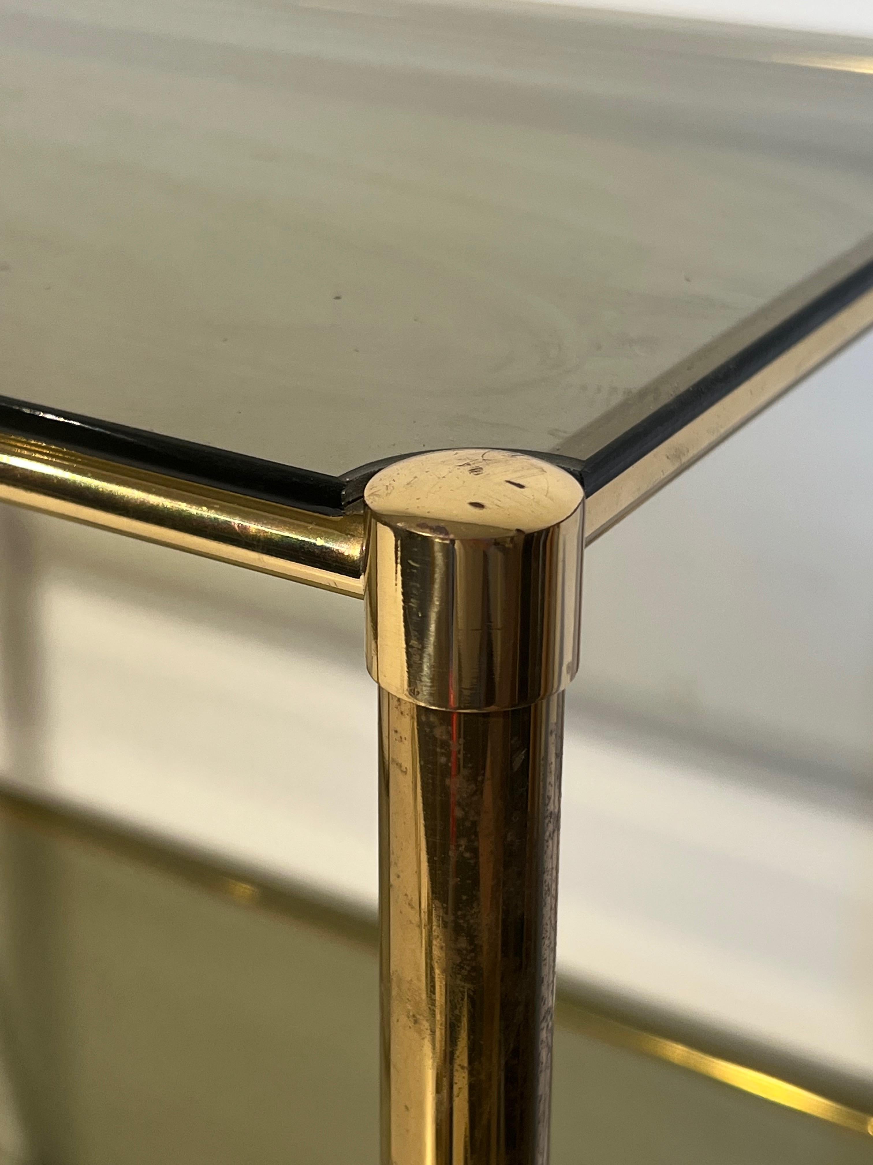 Français Paire de tables d'appoint en laiton avec étagères en verre fumé. Travail en français. Circa 1970 en vente