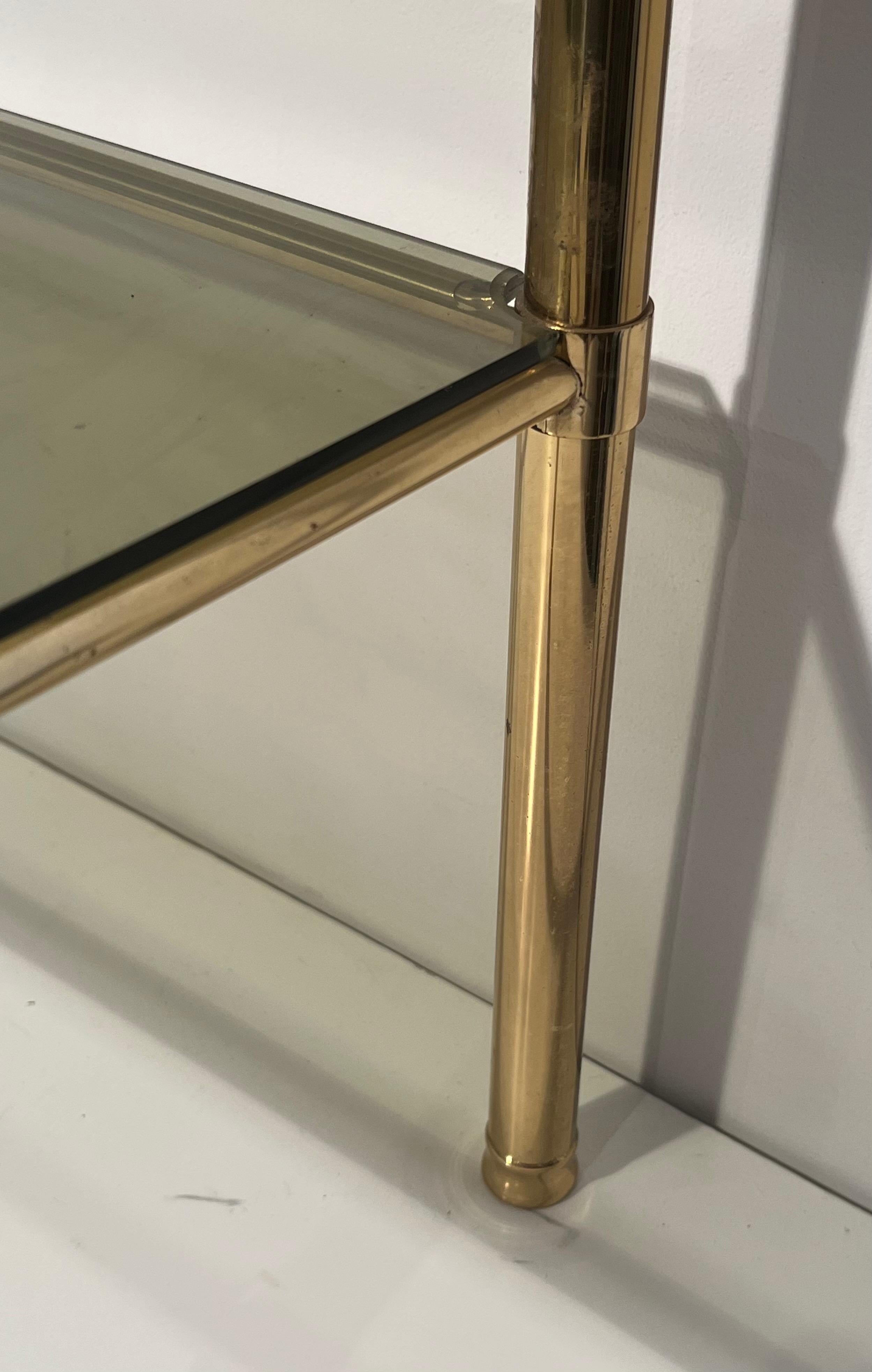 Paire de tables d'appoint en laiton avec étagères en verre fumé. Travail en français. Circa 1970 Bon état - En vente à Marcq-en-Barœul, Hauts-de-France