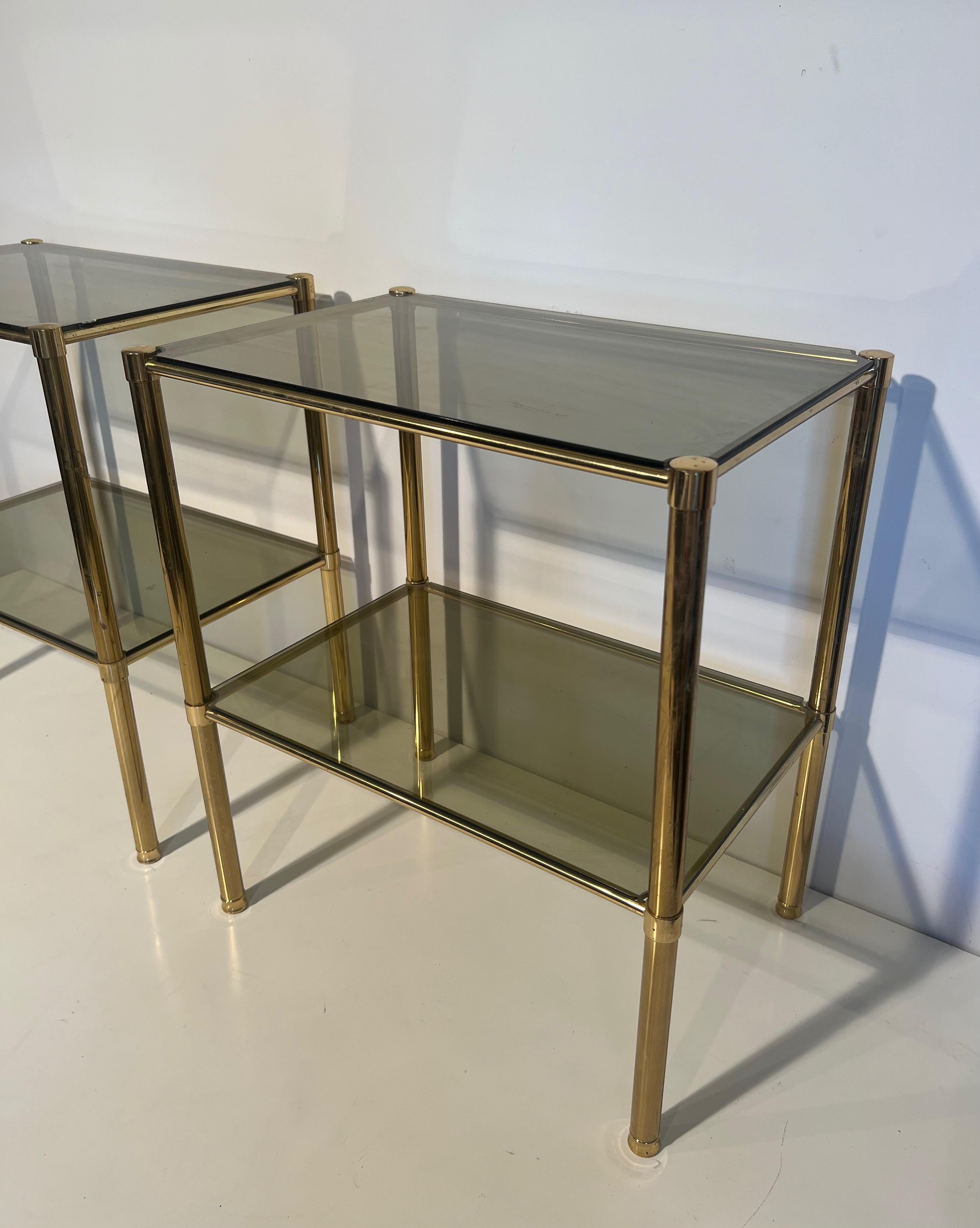 Fin du 20e siècle Paire de tables d'appoint en laiton avec étagères en verre fumé. Travail en français. Circa 1970 en vente