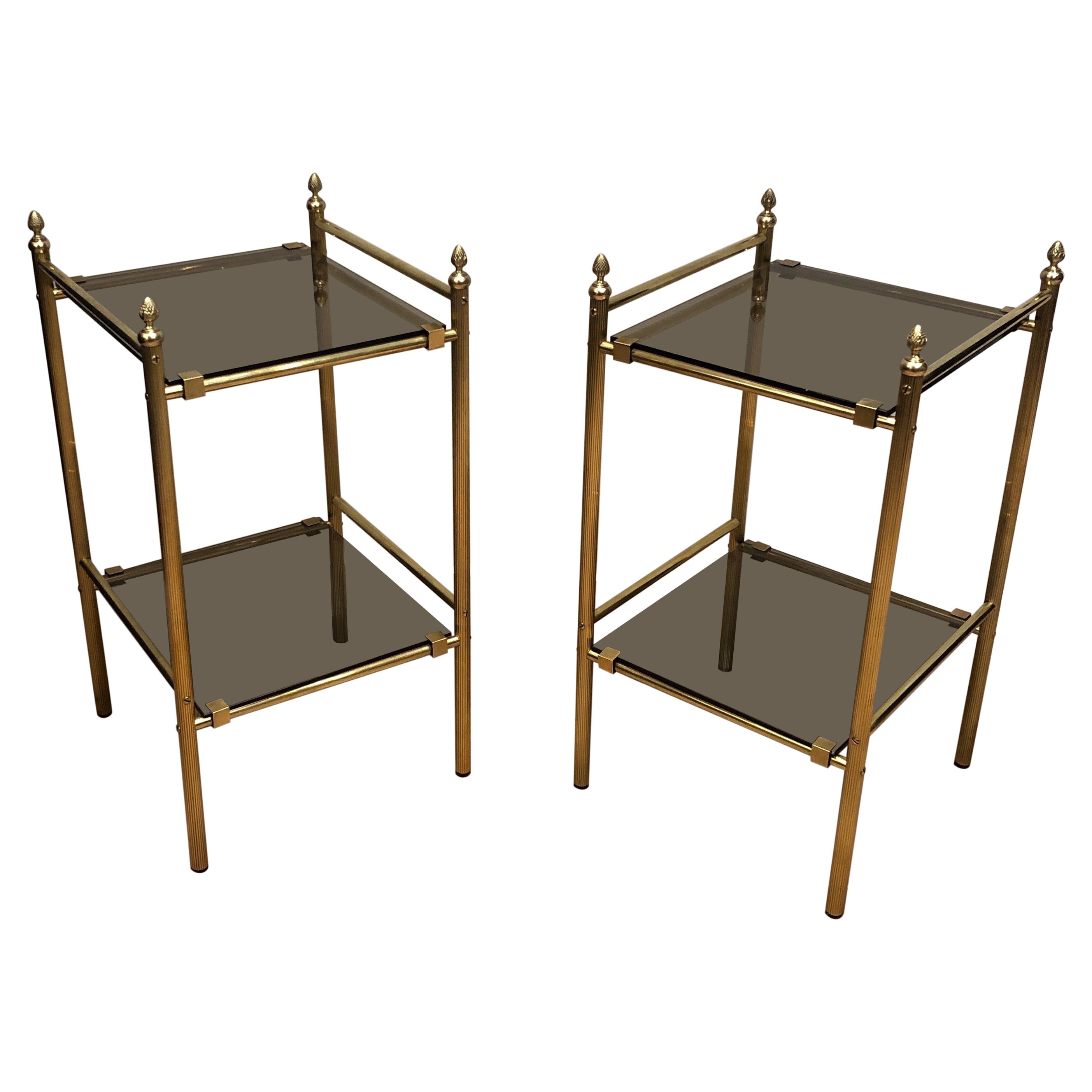 Paire de tables d'appoint en laiton avec étagères en verre fumé dans le style de la Maison Janse