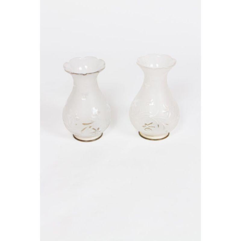 Ein Paar einarmige Messing-Wandleuchter mit schönen geschliffenen Glasschirmen (amerikanisch) im Angebot