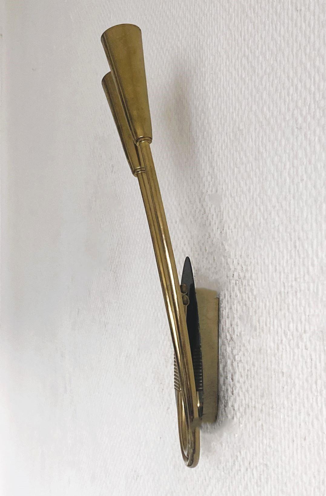 Paire d'appliques murales à deux lumières en laiton de style Stilnovo, Italie, années 1950 en vente 5