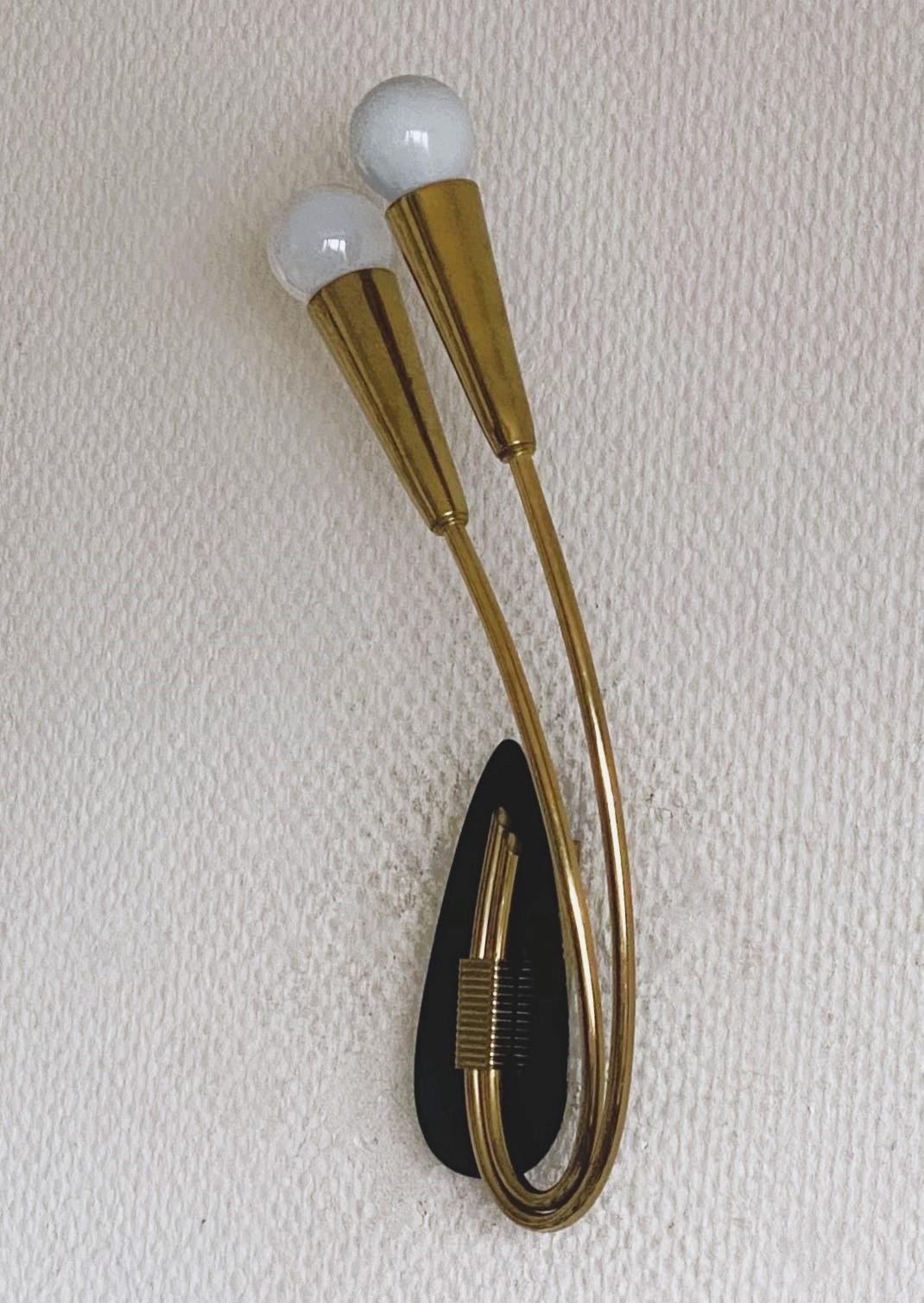 Paire d'appliques murales à deux lumières en laiton de style Stilnovo, Italie, années 1950 en vente 6