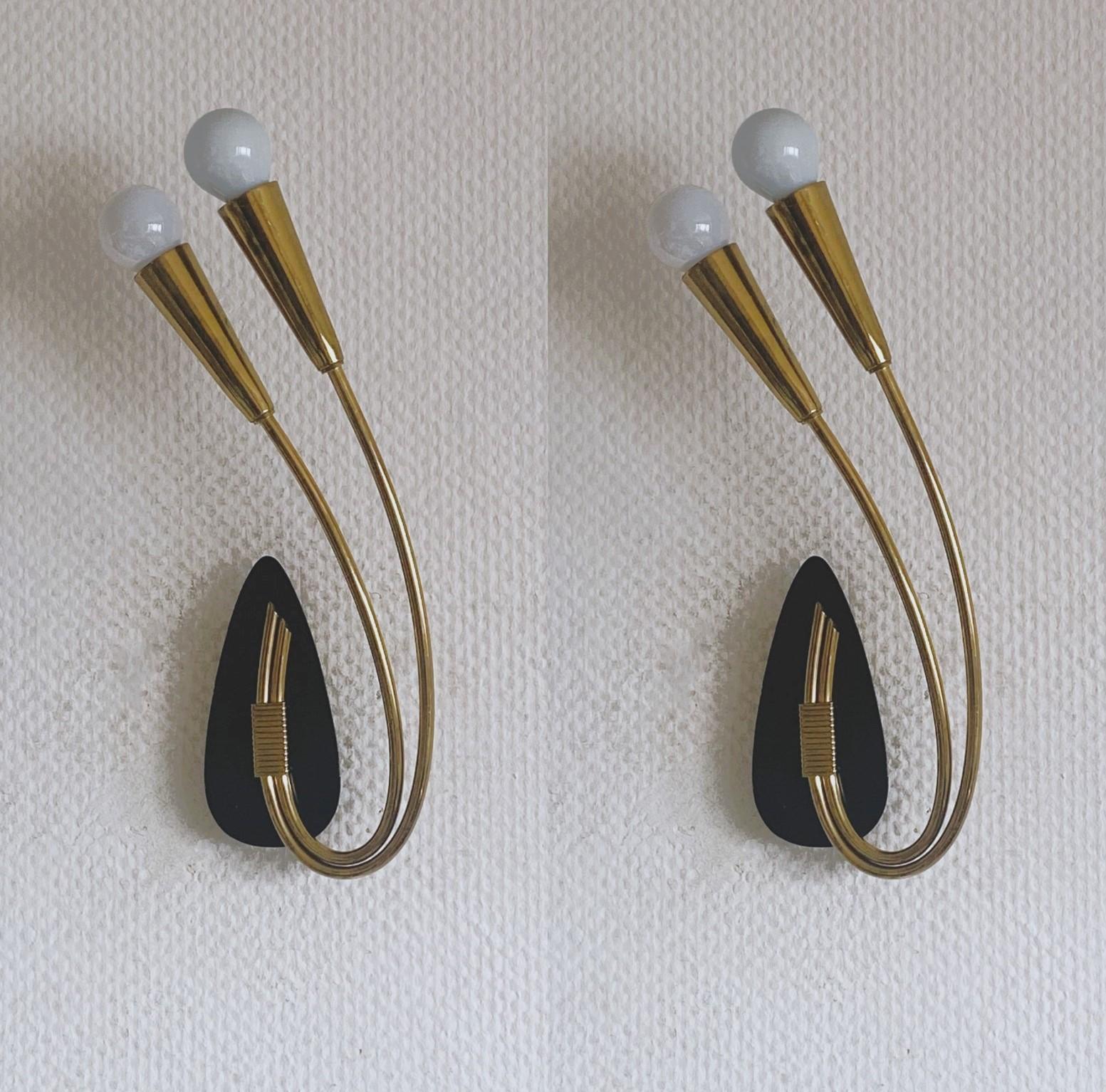 Paire d'appliques murales à deux lumières en laiton de style Stilnovo, Italie, années 1950, design moderniste et lignes claires, galerie en laiton avec plaque arrière noircie. Les deux appliques sont en bon état d'origine, belle patine vieillie sur