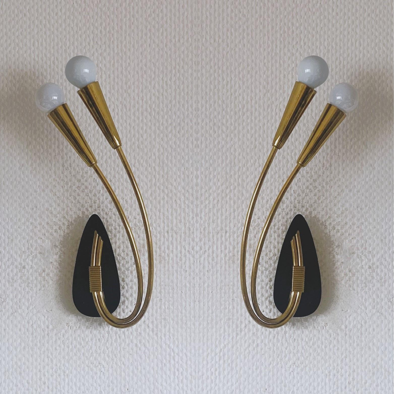 Mid-Century Modern Paire d'appliques murales à deux lumières en laiton de style Stilnovo, Italie, années 1950 en vente
