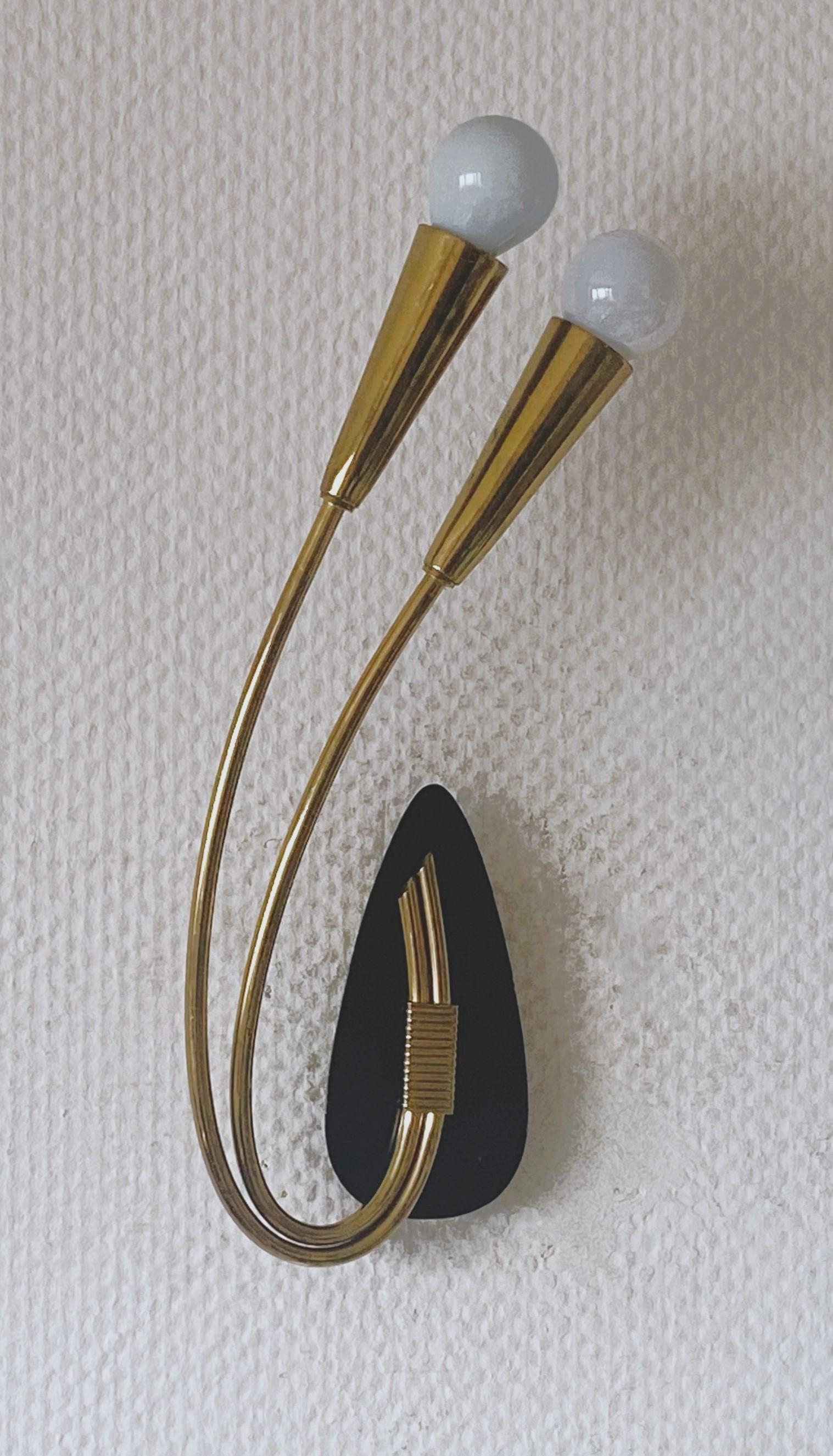 Paire d'appliques murales à deux lumières en laiton de style Stilnovo, Italie, années 1950 Bon état - En vente à Frankfurt am Main, DE