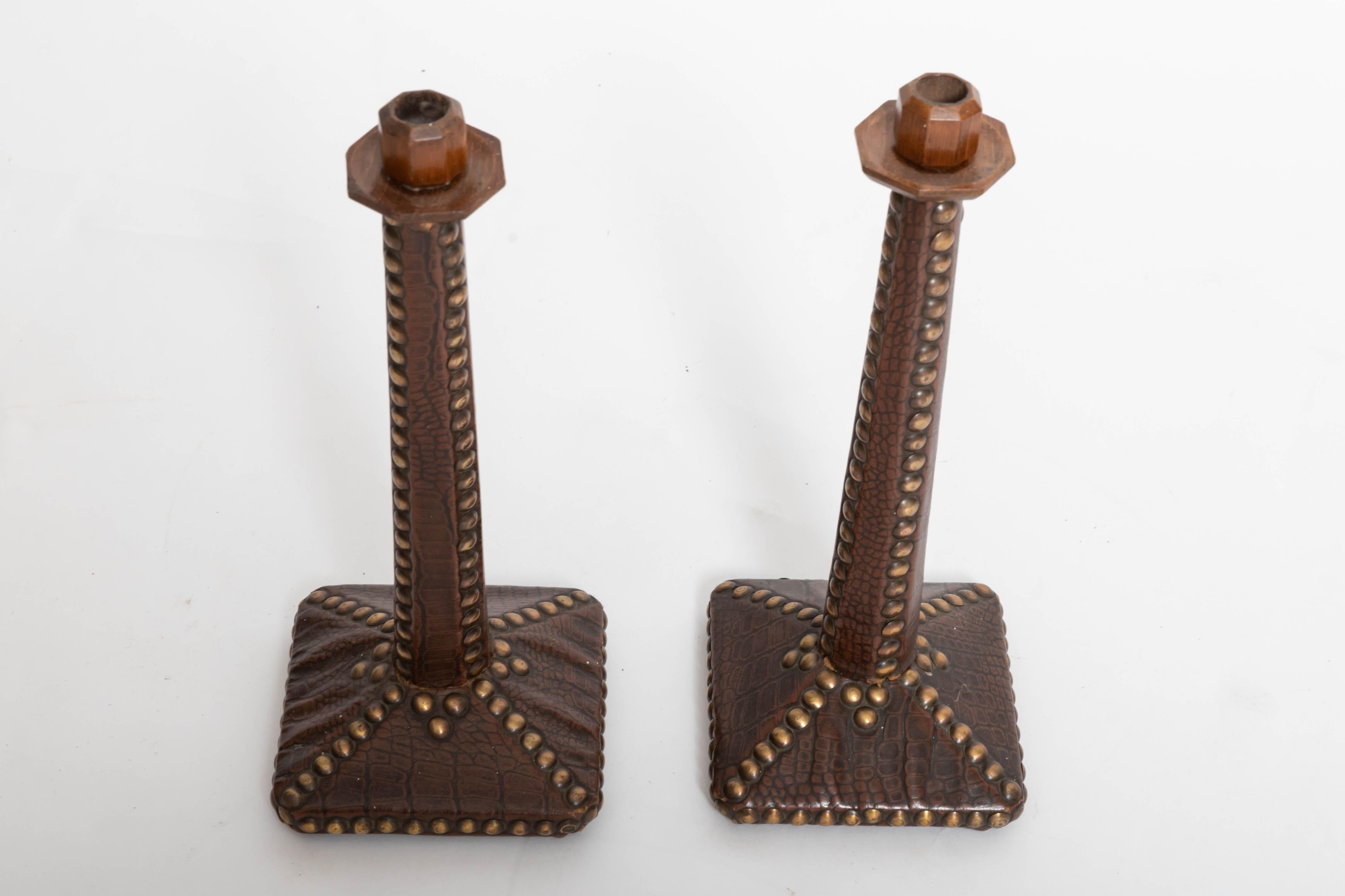 Pair of Brass-Studded Leather Arts & Crafts Candlesticks (Leder)