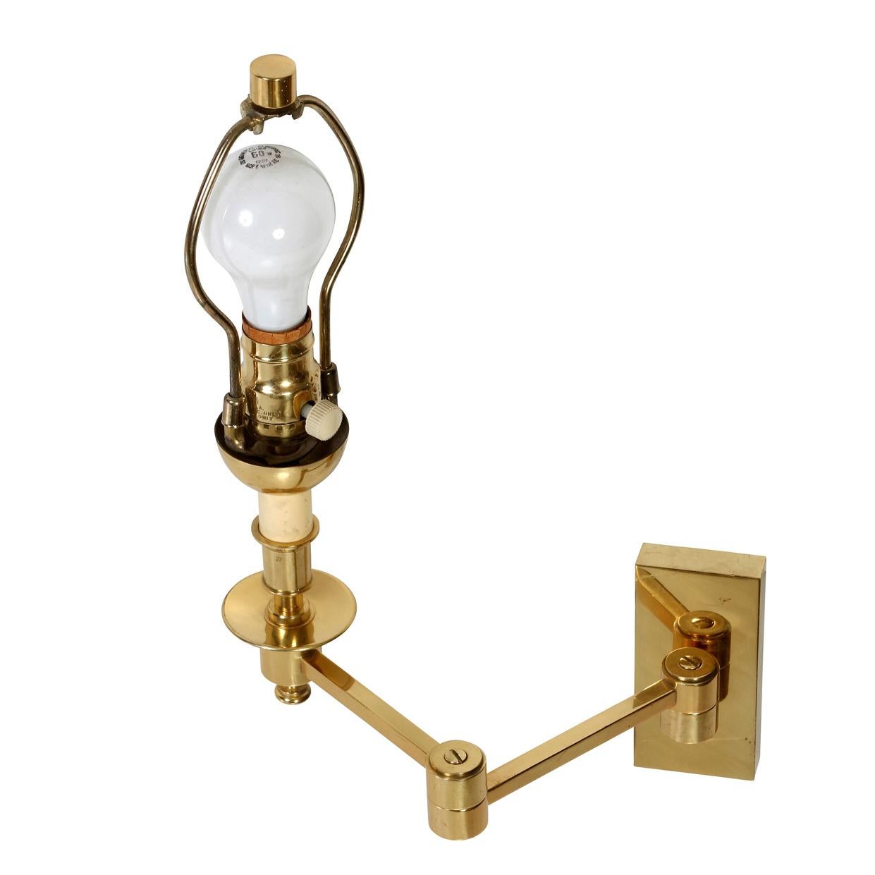 Paire d'appliques murales classiques à bras pivotant en laiton, avec plaque arrière rectangulaire, provenant d'un fabricant de luminaires de haute qualité.  La simplicité du design se marie avec le design traditionnel ou les styles contemporains. 