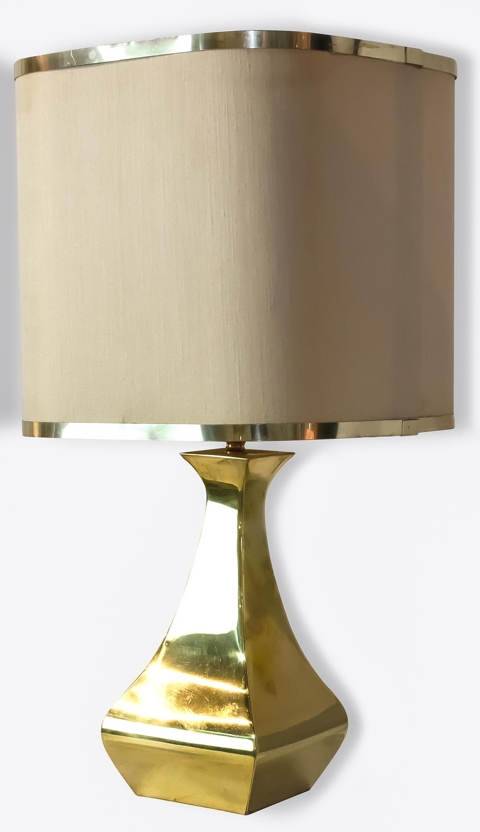 Pair of table lamp is an original design lamp realized by the designers A. Tonello and A. Montagna Grillo circa 1970s.

Very beautiful couple of table lamp made of brass.

Dimensions: cm 45 (height) x 25 (diameter)

Very good conditions.