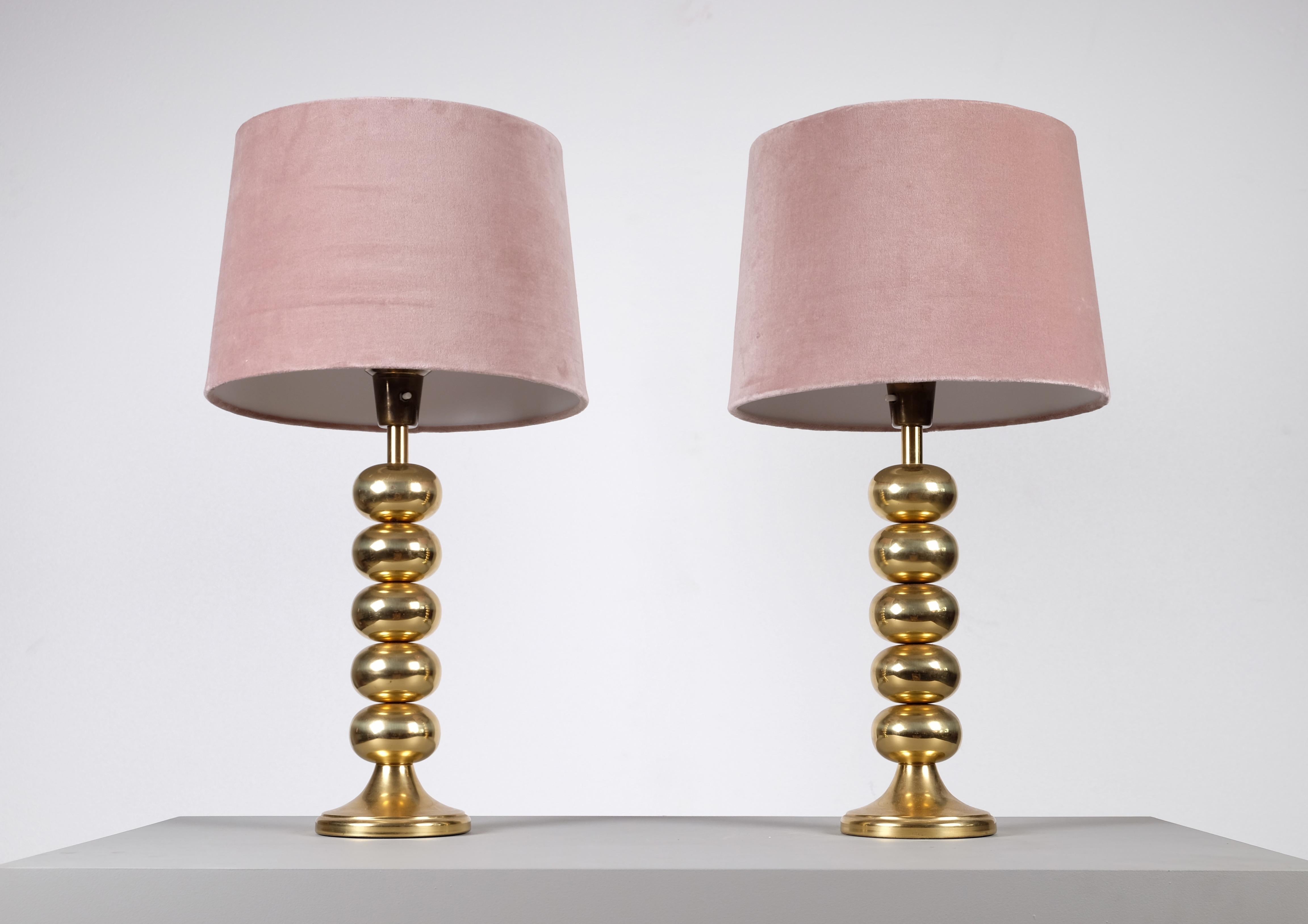 Produced by Aneta, Växjö, Sweden, 1970s. Pink velvet shades.
Global front door shipping, delivery within 7 days.