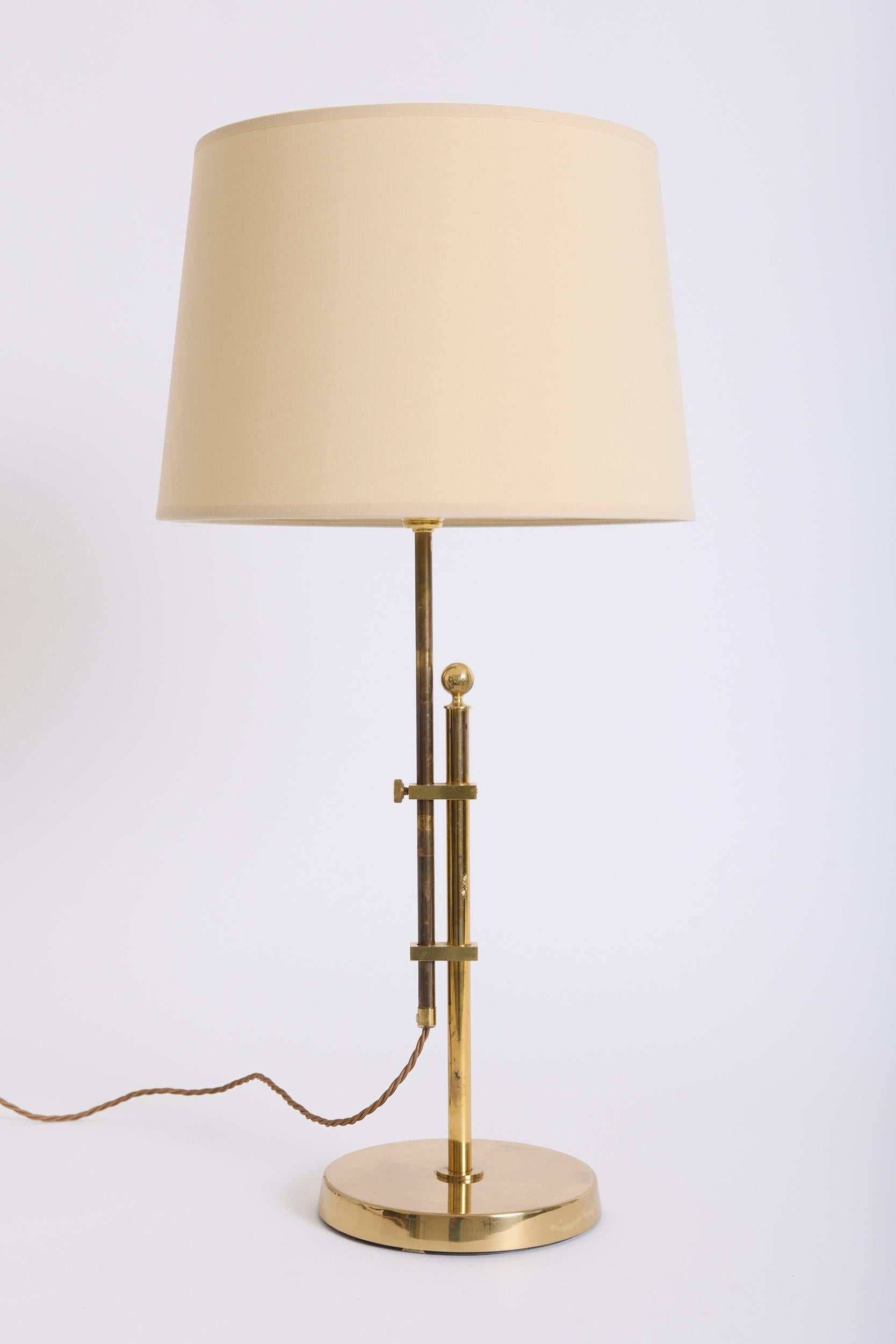 Un par de lámparas de mesa telescópicas de latón de Bergboms
Suecia, 1970-80
Con la pantalla: 72 cm de alto por 36 cm de diámetro
Sólo base de lámpara: 52,5 cm de alto por 19 cm de diámetro