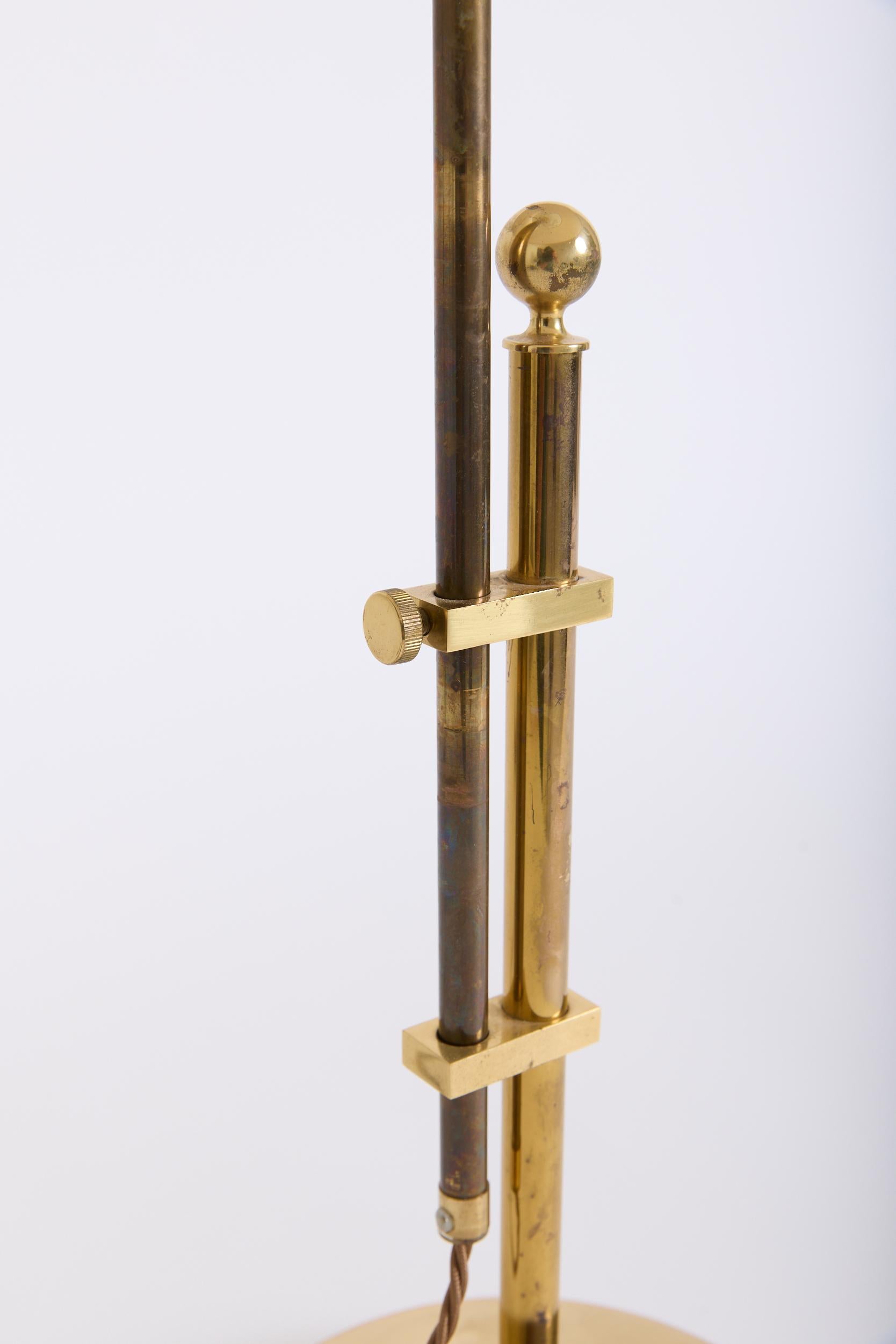 Pareja de lámparas de mesa de latón de Bergboms Sueco en venta