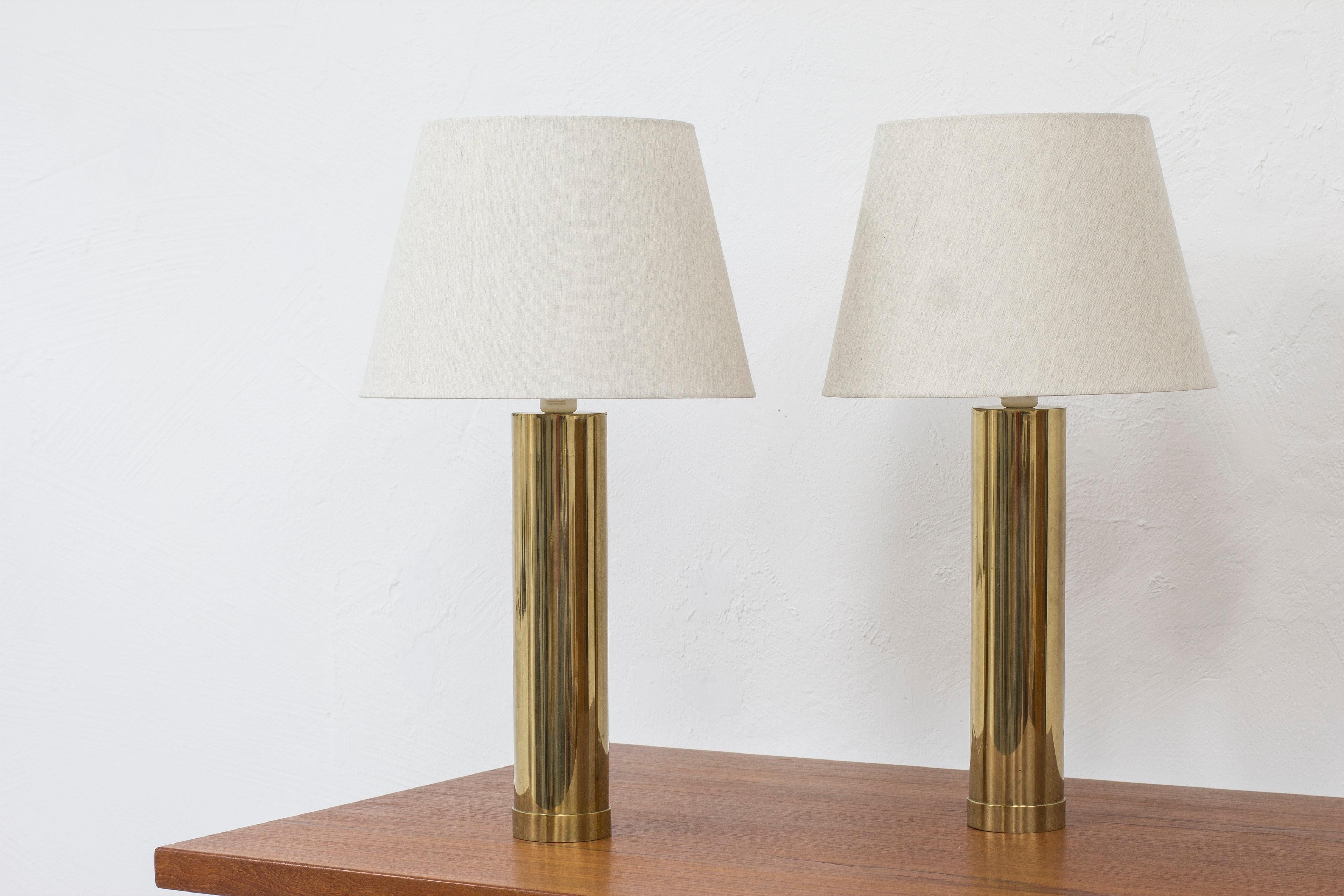 Pair of table lamps produced in Sweden by Bergboms. Made during the 1960s. Solid brass with linen lamp shade in light greige. Lamp holder with light switch. Very good vintage condition with few signs of age related wear and patina.

Two pairs