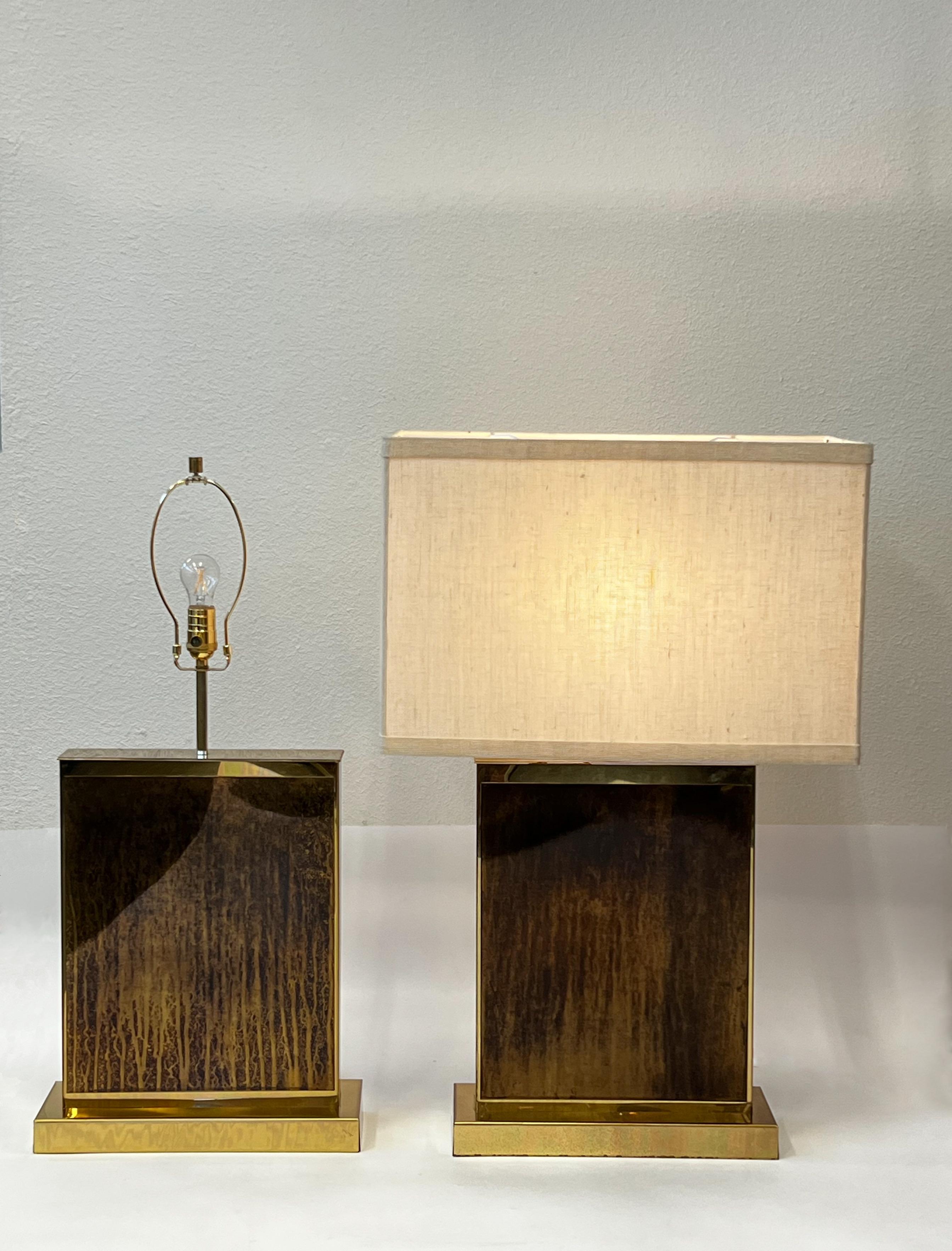 Rare et glamour paire de lampes de table en laiton et toile de jute de Curtis Jere des années 1970, avec de magnifiques panneaux avant et arrière en laiton patiné. 
En très bon état, avec une légère usure due à l'âge. 
Nouveau câblage pour les