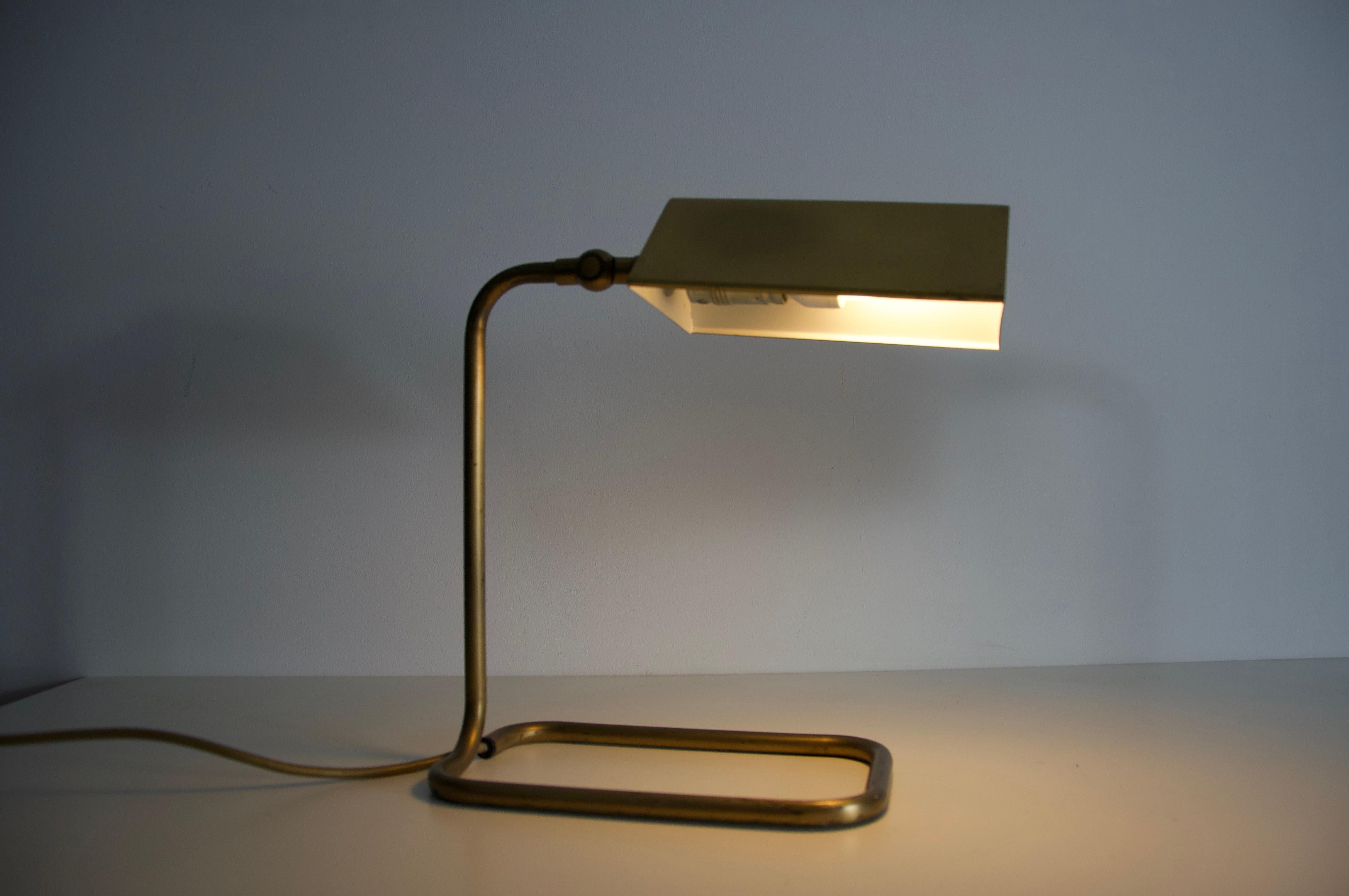 Questa elegante coppia di lampade da tavolo è stata progettata da Florian Schulz in Germania negli anni Settanta. Realizzate in ottone massiccio, queste lampade esemplificano l'approccio distintivo di Schulz all'eleganza funzionale e al modernismo