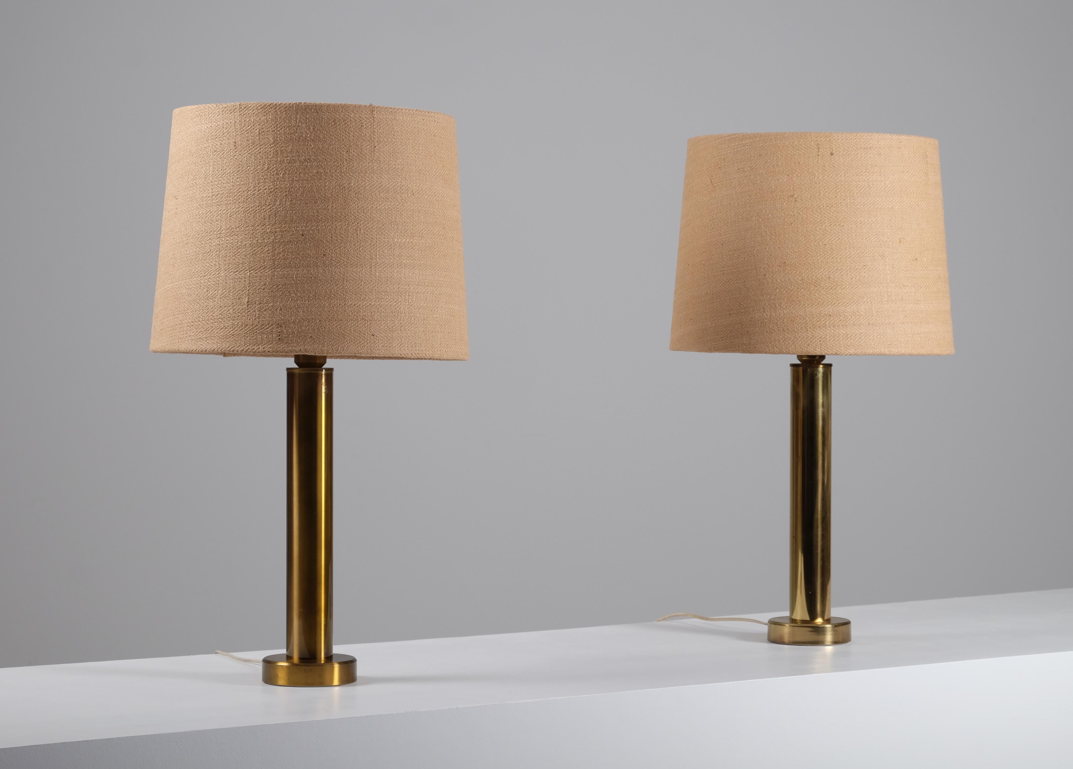 Pareja de lámparas de mesa de latón de Kosta Belysning, Suecia, años 70 Escandinavo moderno en venta
