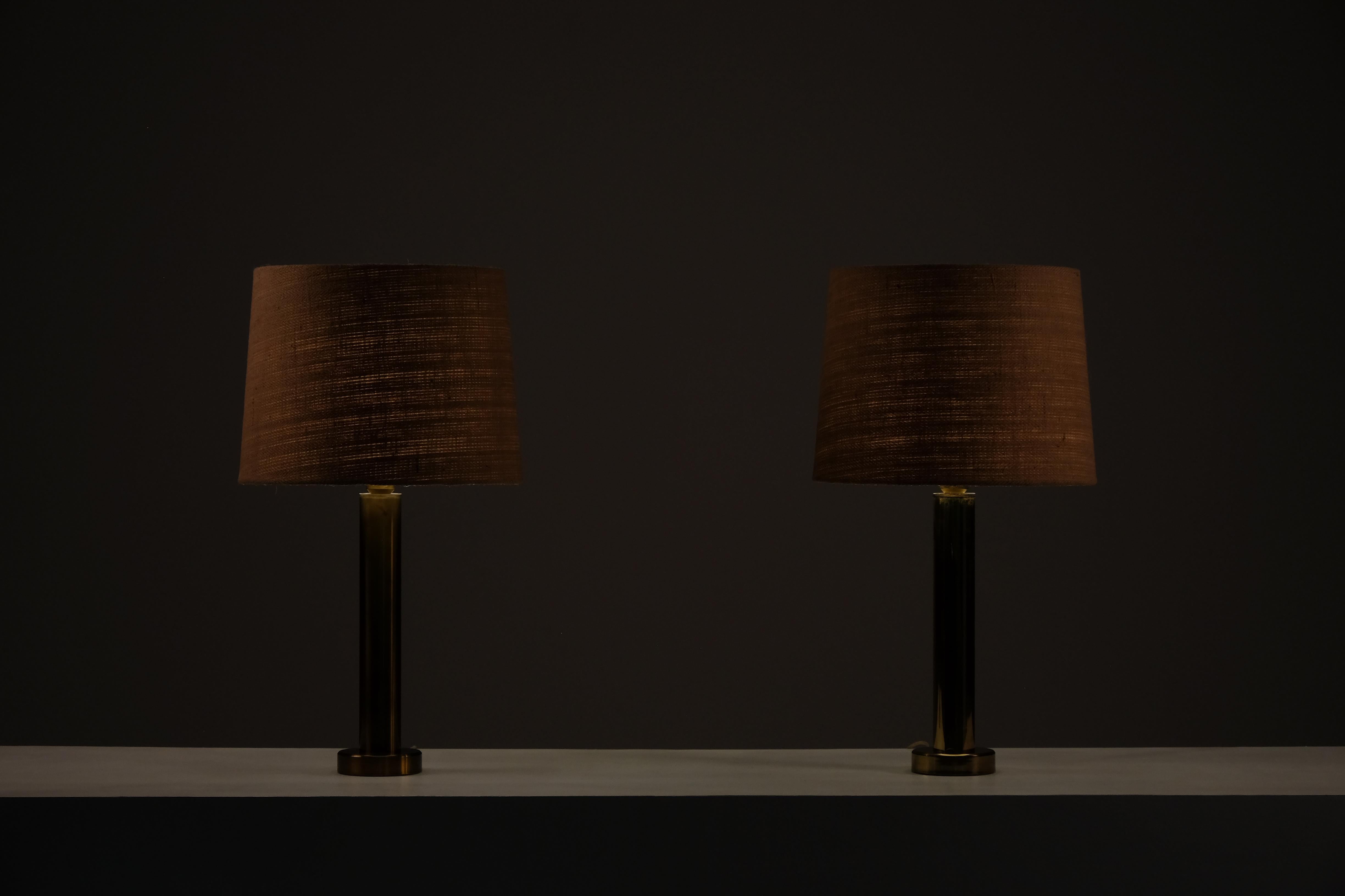 Scandinave moderne Paire de lampes de bureau en laiton par Kosta Belysning, Suède, 1970 en vente