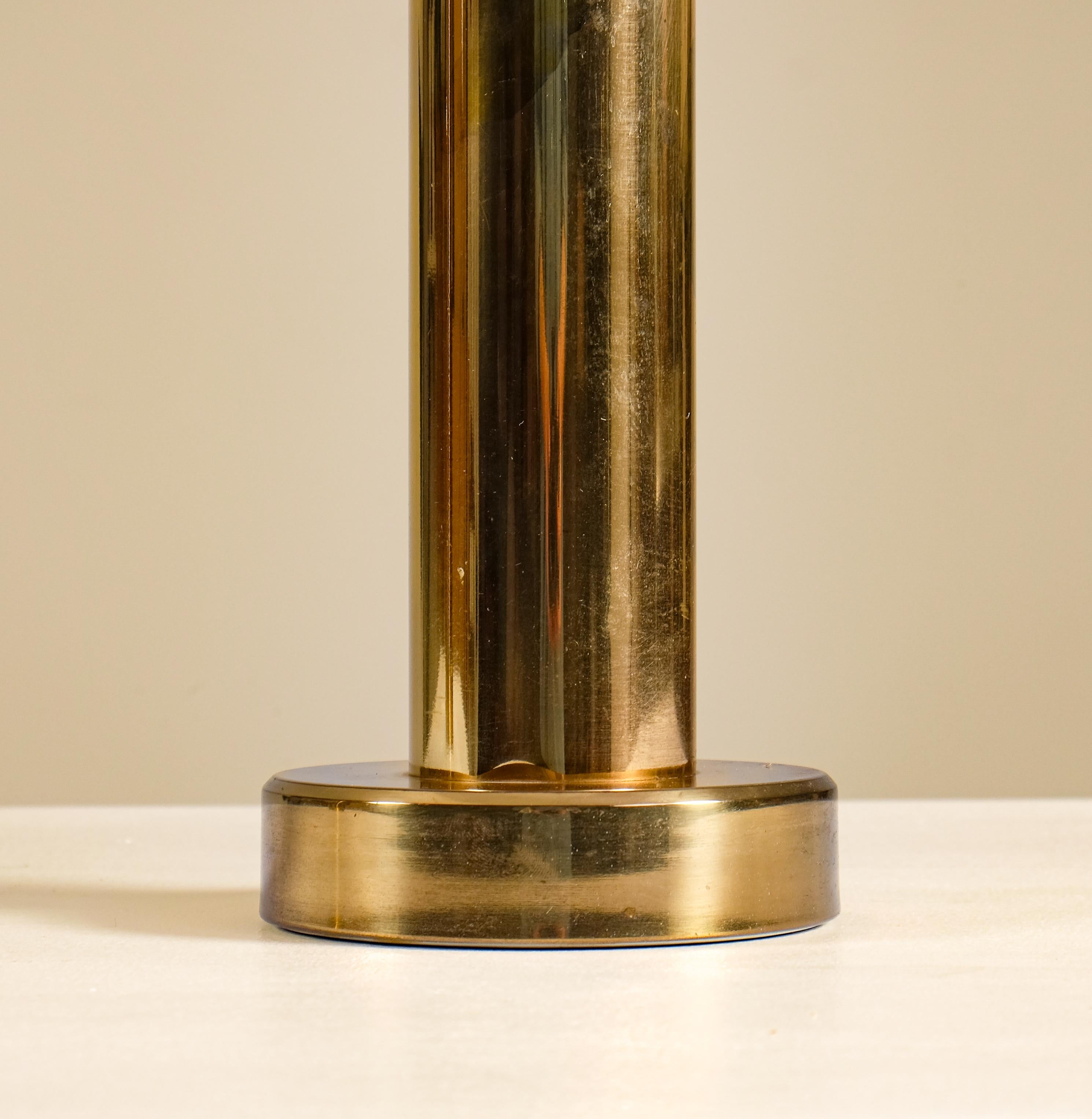 Suédois Paire de lampes de bureau en laiton par Kosta Belysning, Suède, 1970 en vente