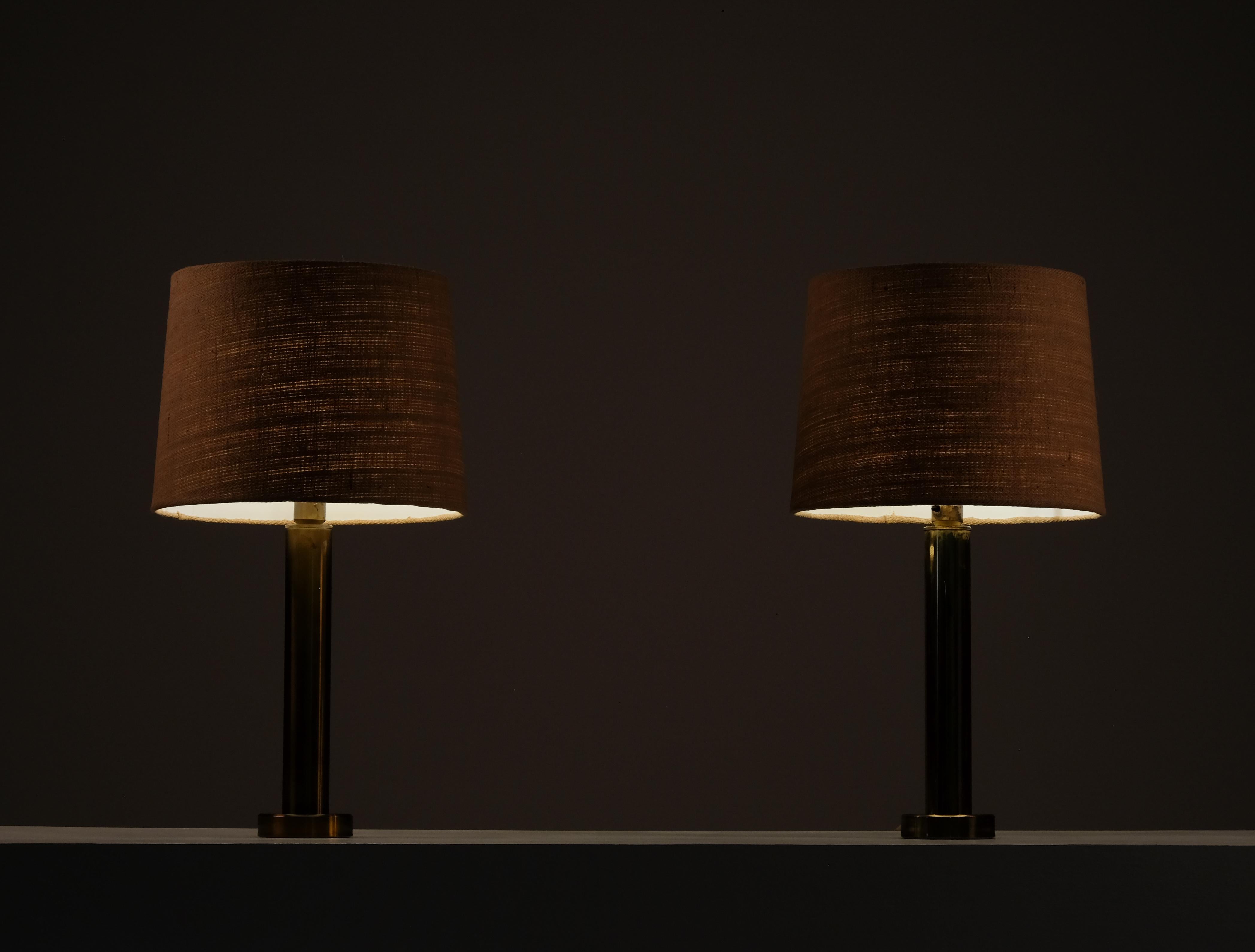 Paire de lampes de bureau en laiton par Kosta Belysning, Suède, 1970 Bon état - En vente à Stockholm, SE