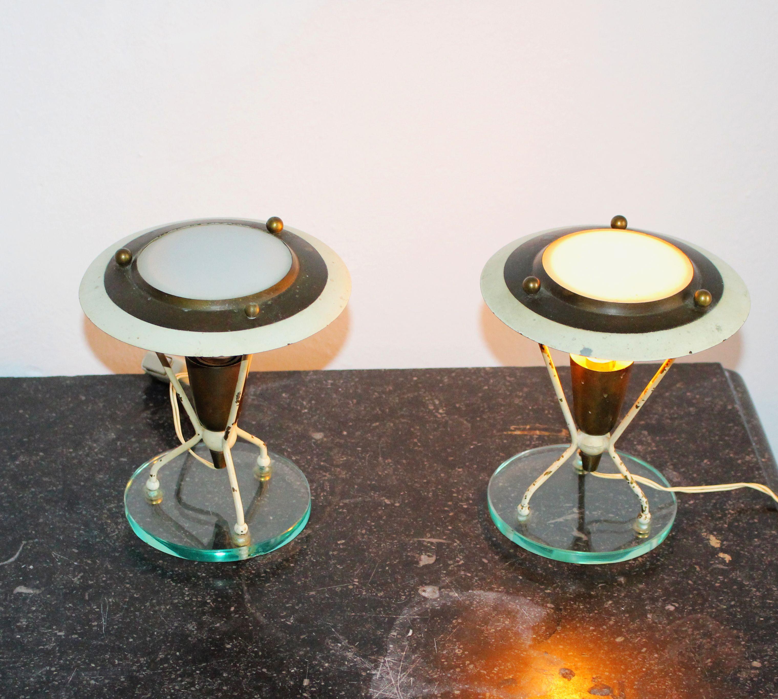 Italienische Tischlampen aus den 1950er Jahren. Sockel aus Messing und Glas. Die Lampen stammen aus dieser Zeit und befinden sich im Originalzustand, wie sie präsentiert werden.
 