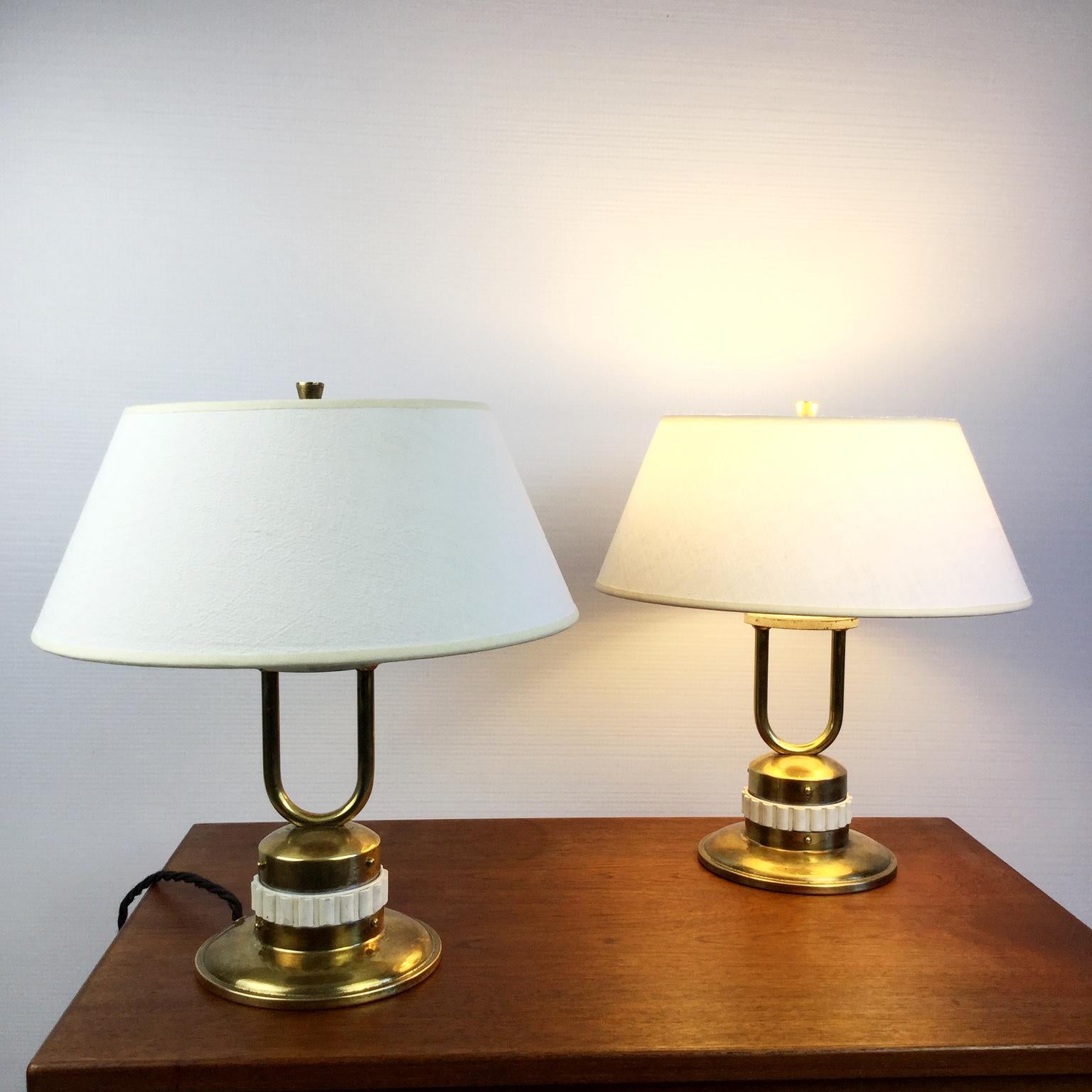Rare pair of bedside lamps manufactured by Jumo Varilux France (Chevet-Varilux)
This lamp has patented a rotary switch in white bakelite which lits up 1 bulb or 2 bulbs
This bakelite switching ring can be used as a dimmer for normal bulbs
Rewired