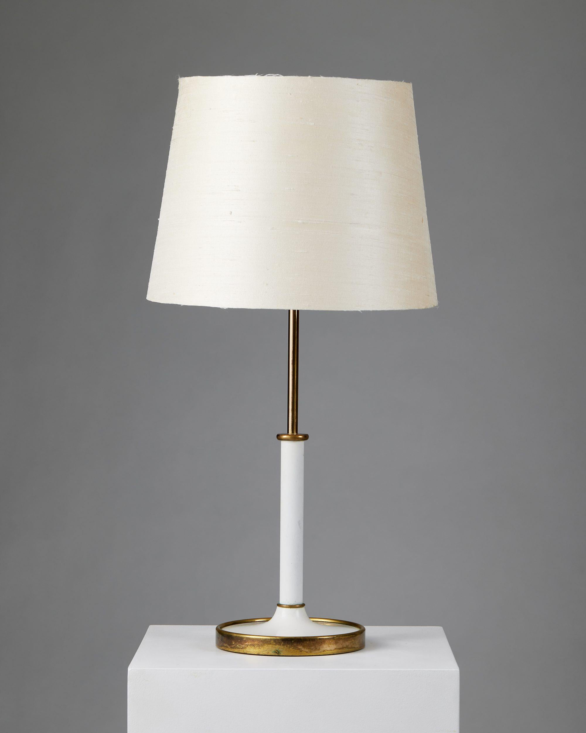 Mid-Century Modern Paire de lampes de table en laiton modèle 2466 conçue par Josef Frank pour Svenskt Tenn  en vente