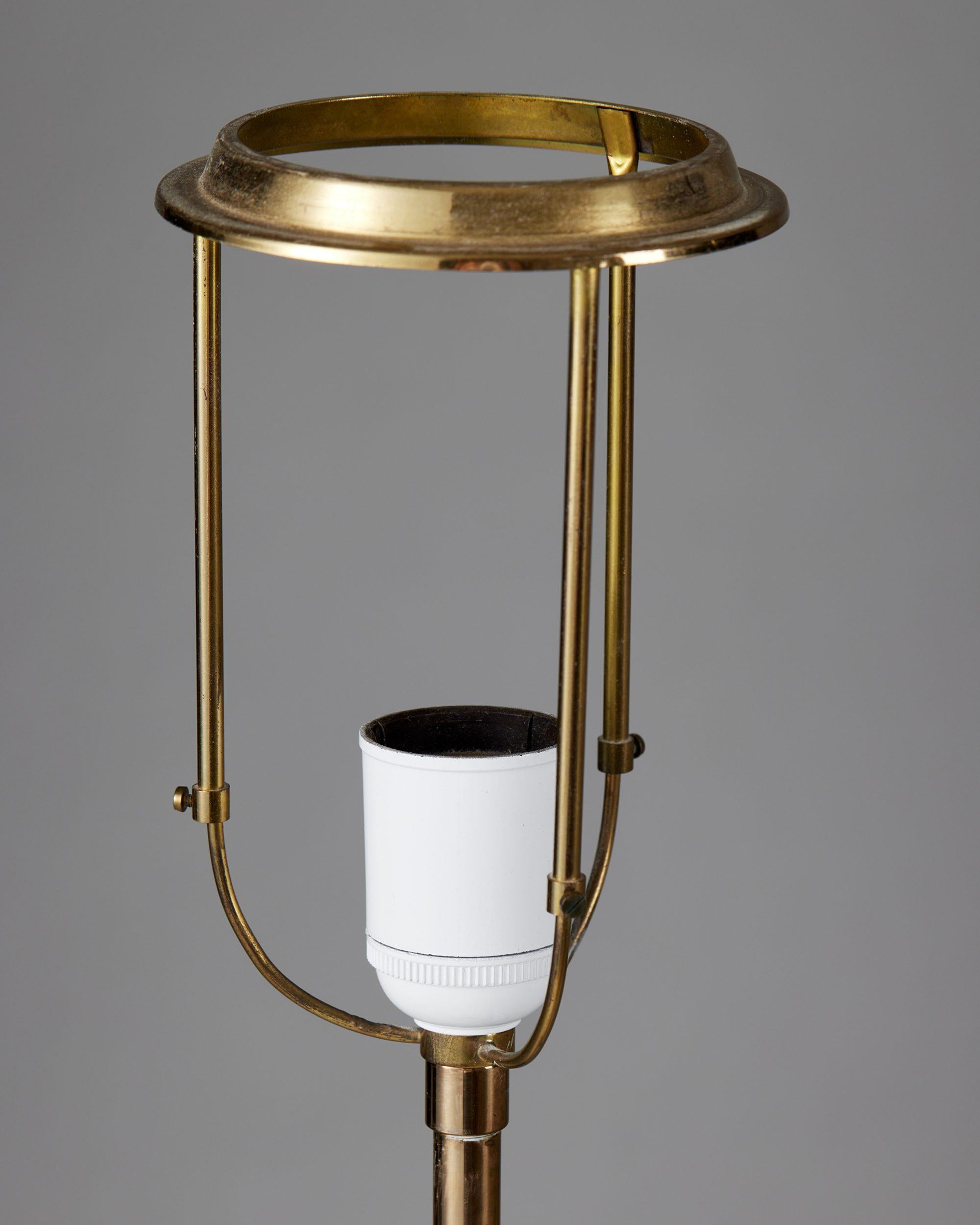 Laiton Paire de lampes de table en laiton modèle 2466 conçue par Josef Frank pour Svenskt Tenn  en vente
