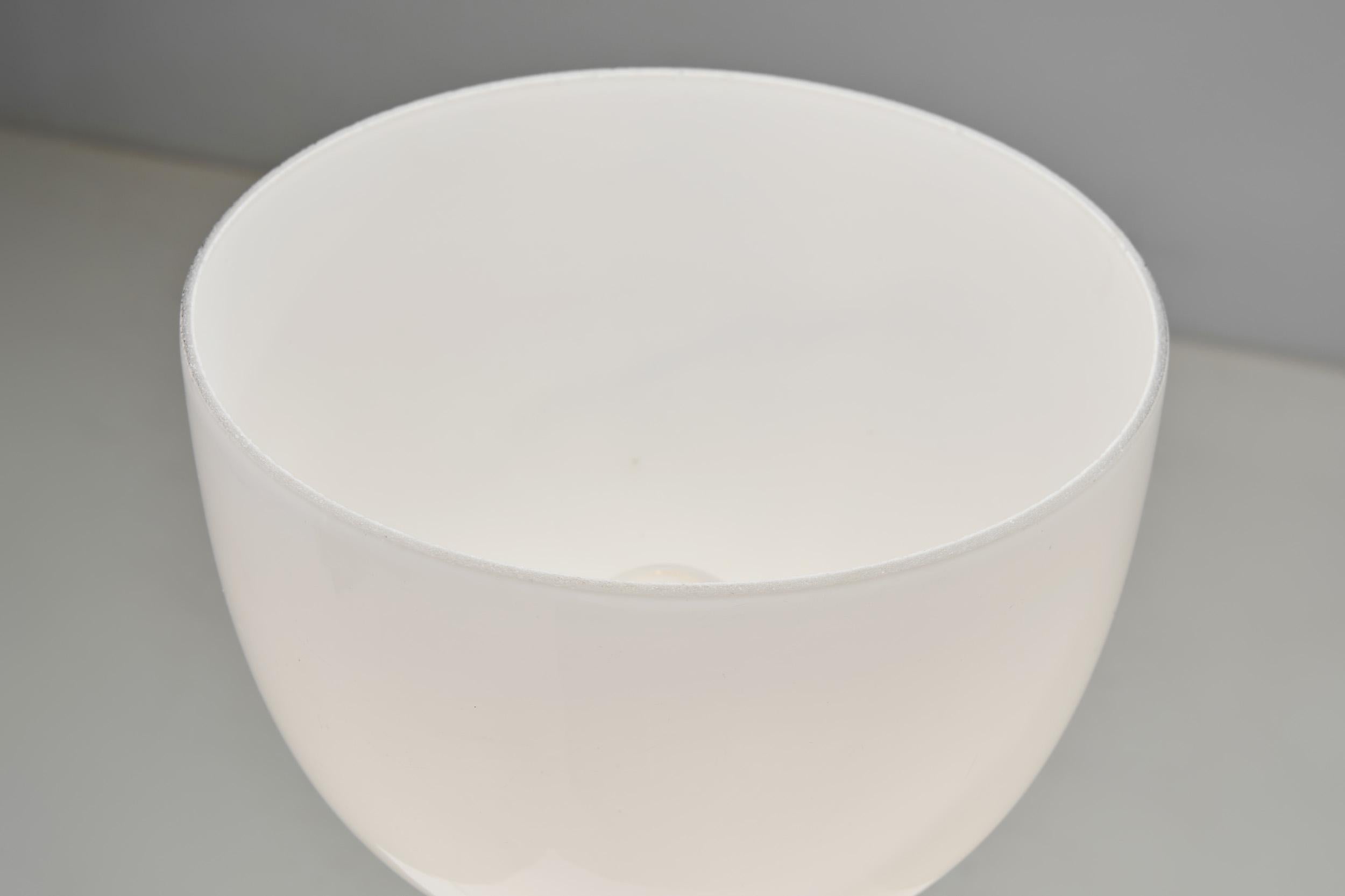 Paire de lampes de table en laiton avec coupes en verre pour ASEA, Suède Milieu du XXe siècle en vente 3