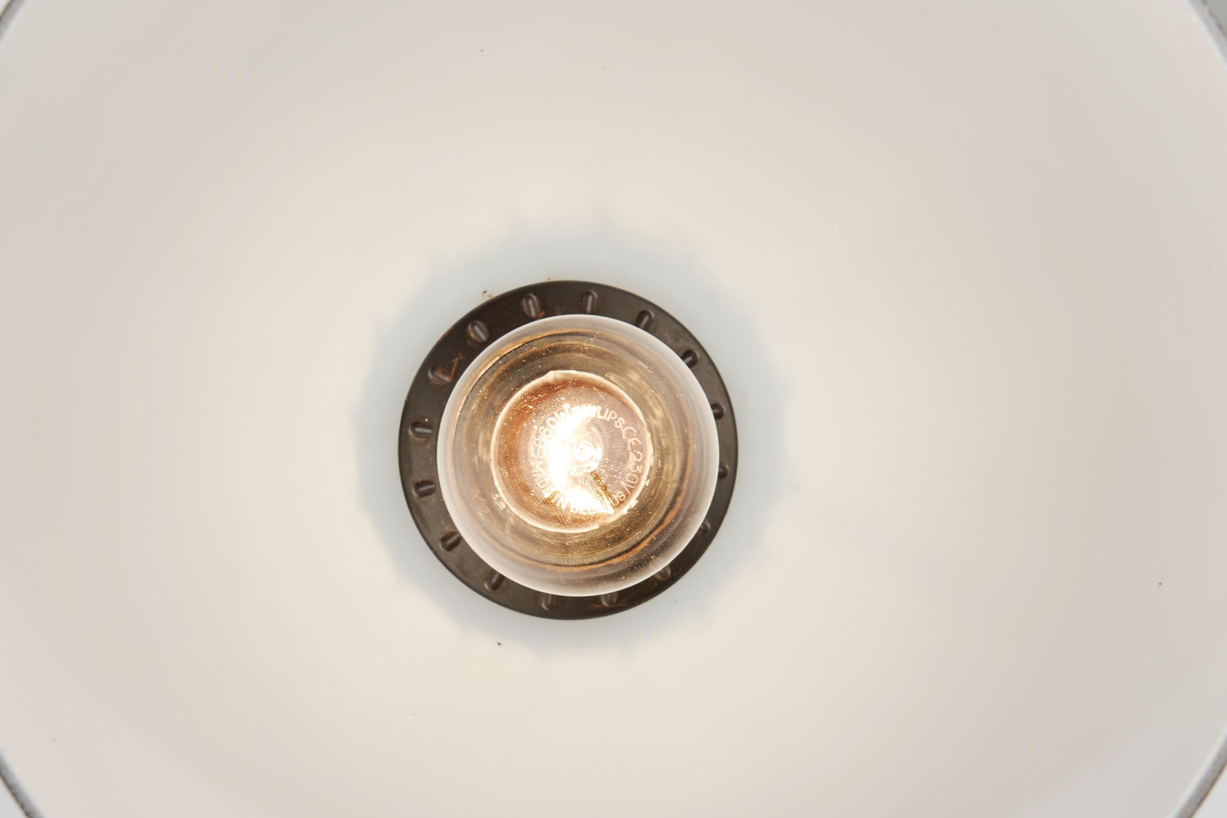 Paire de lampes de table en laiton avec coupes en verre pour ASEA, Suède Milieu du XXe siècle en vente 4