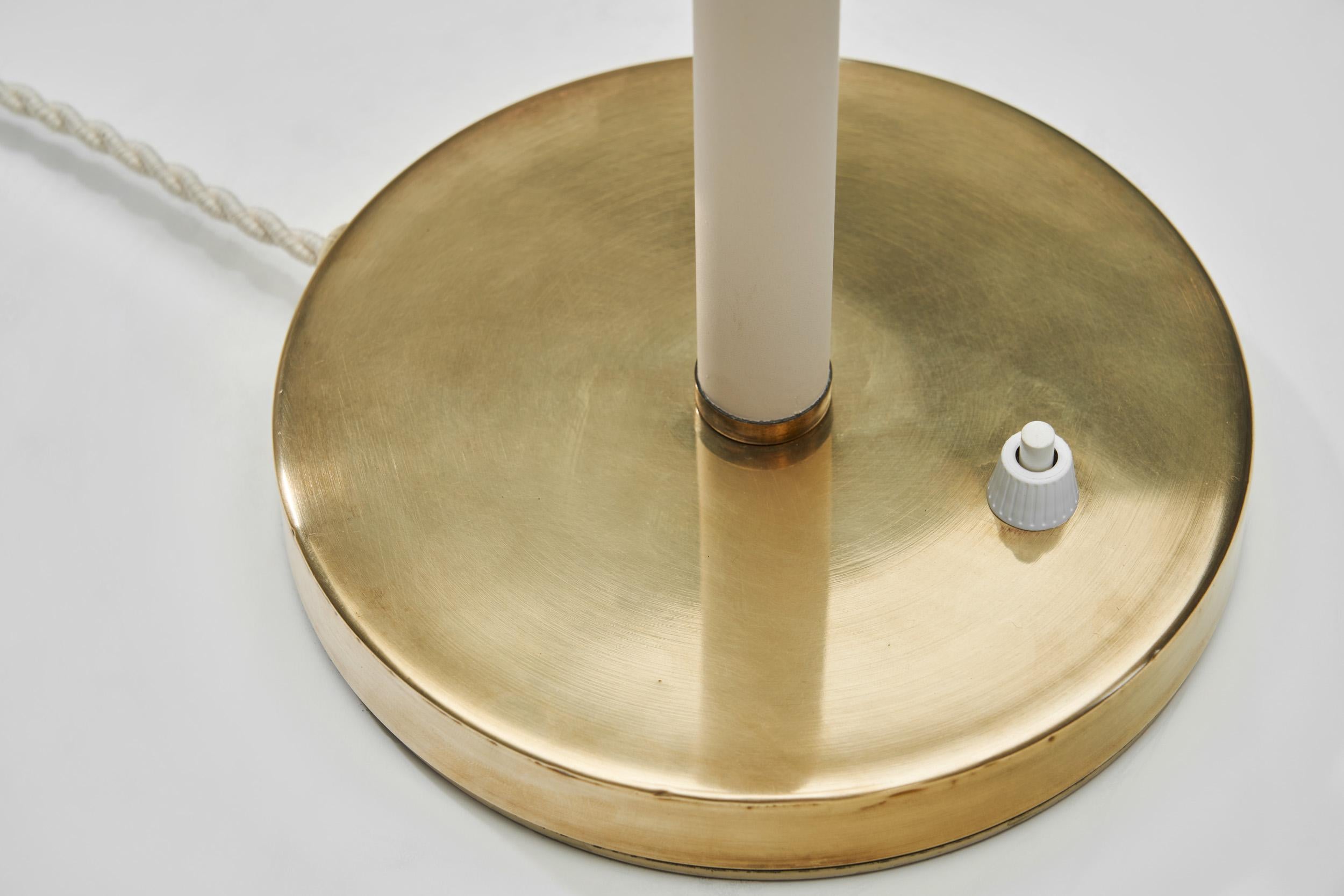 Paire de lampes de table en laiton avec coupes en verre pour ASEA, Suède Milieu du XXe siècle en vente 6