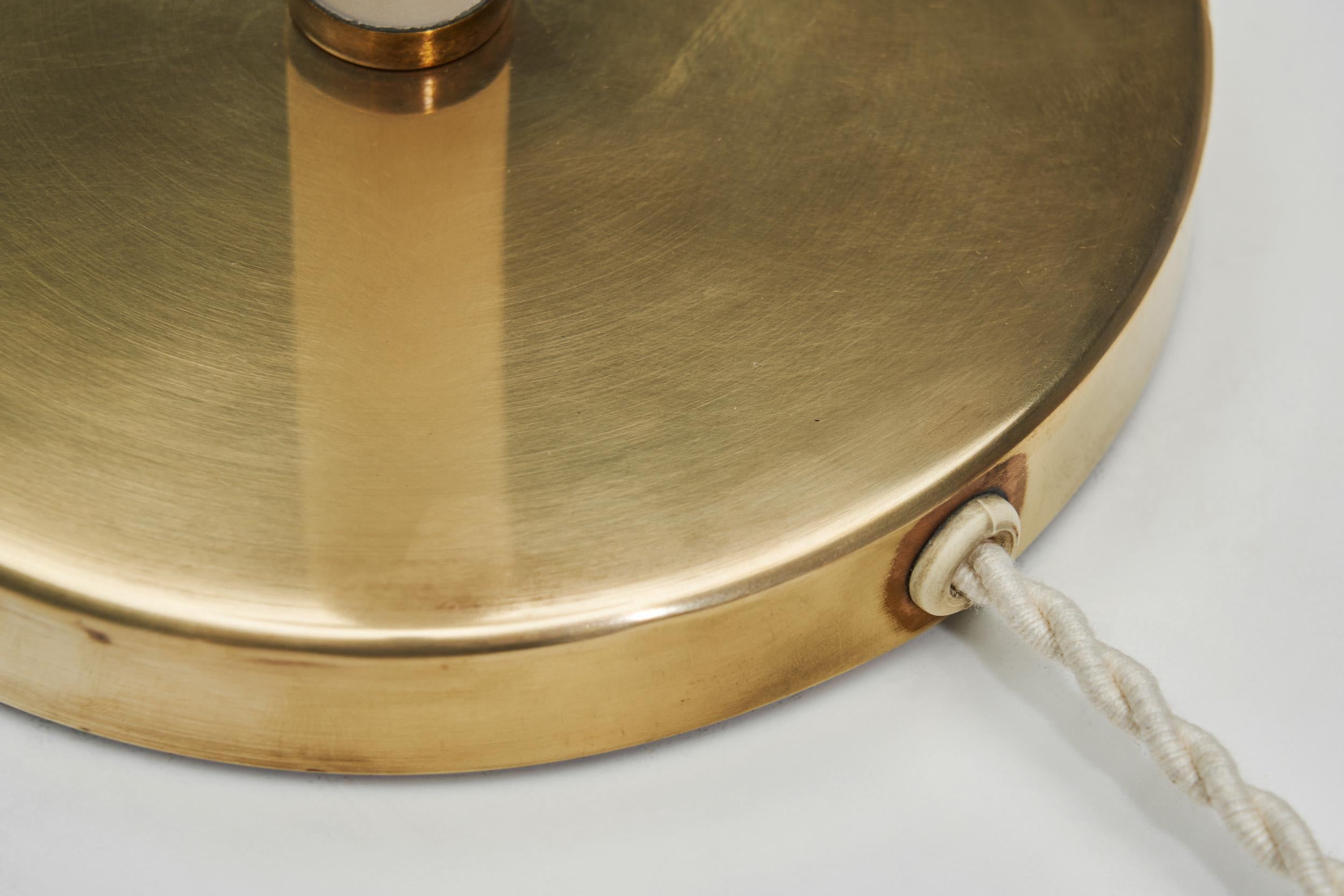 Paire de lampes de table en laiton avec coupes en verre pour ASEA, Suède Milieu du XXe siècle en vente 8