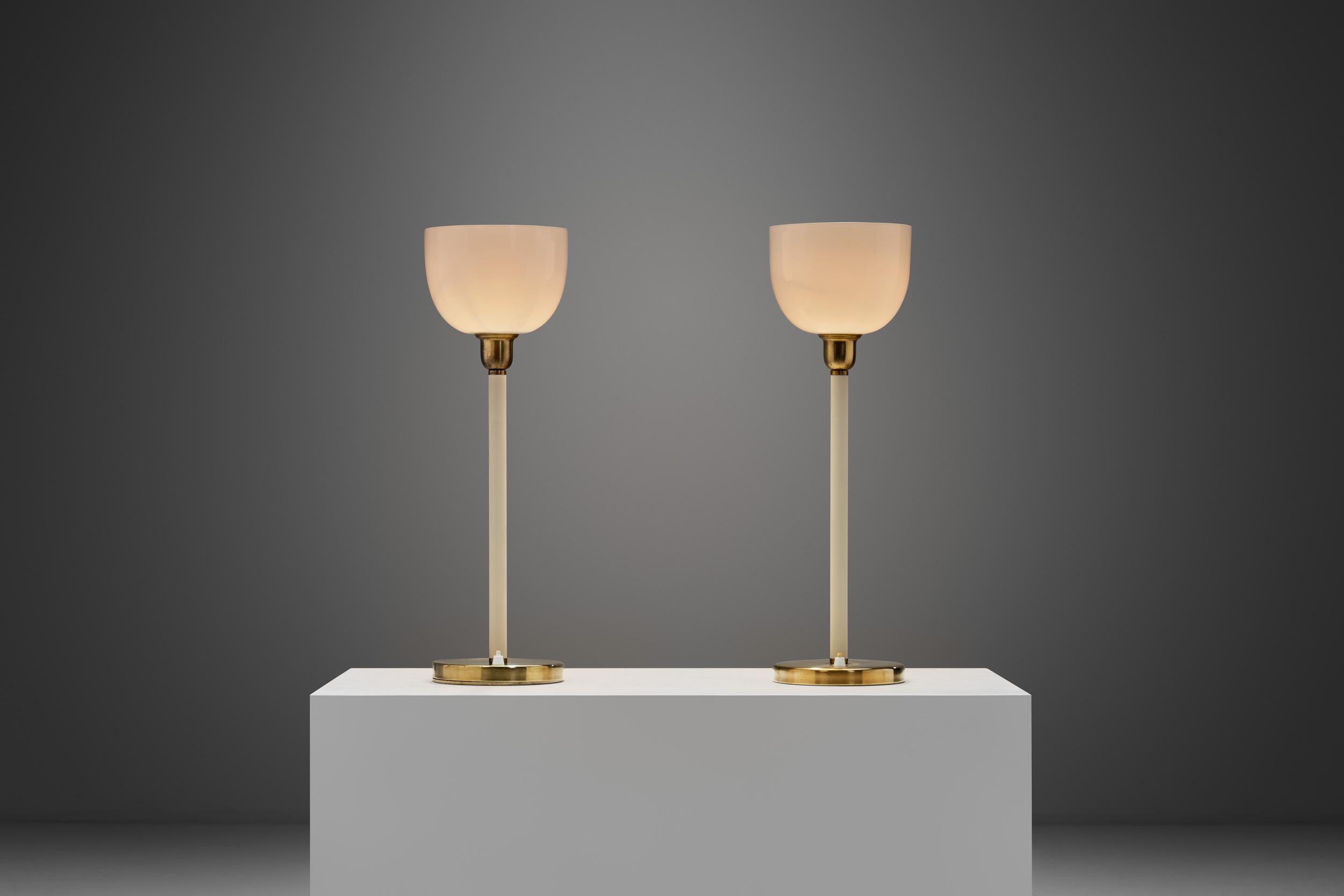Le mouvement de design suédois du milieu du siècle est réputé pour l'importance qu'il accorde à la simplicité, à la fonctionnalité et à l'artisanat de haute qualité. Depuis sa création en 1883, des entreprises comme ASEA ont joué un rôle essentiel