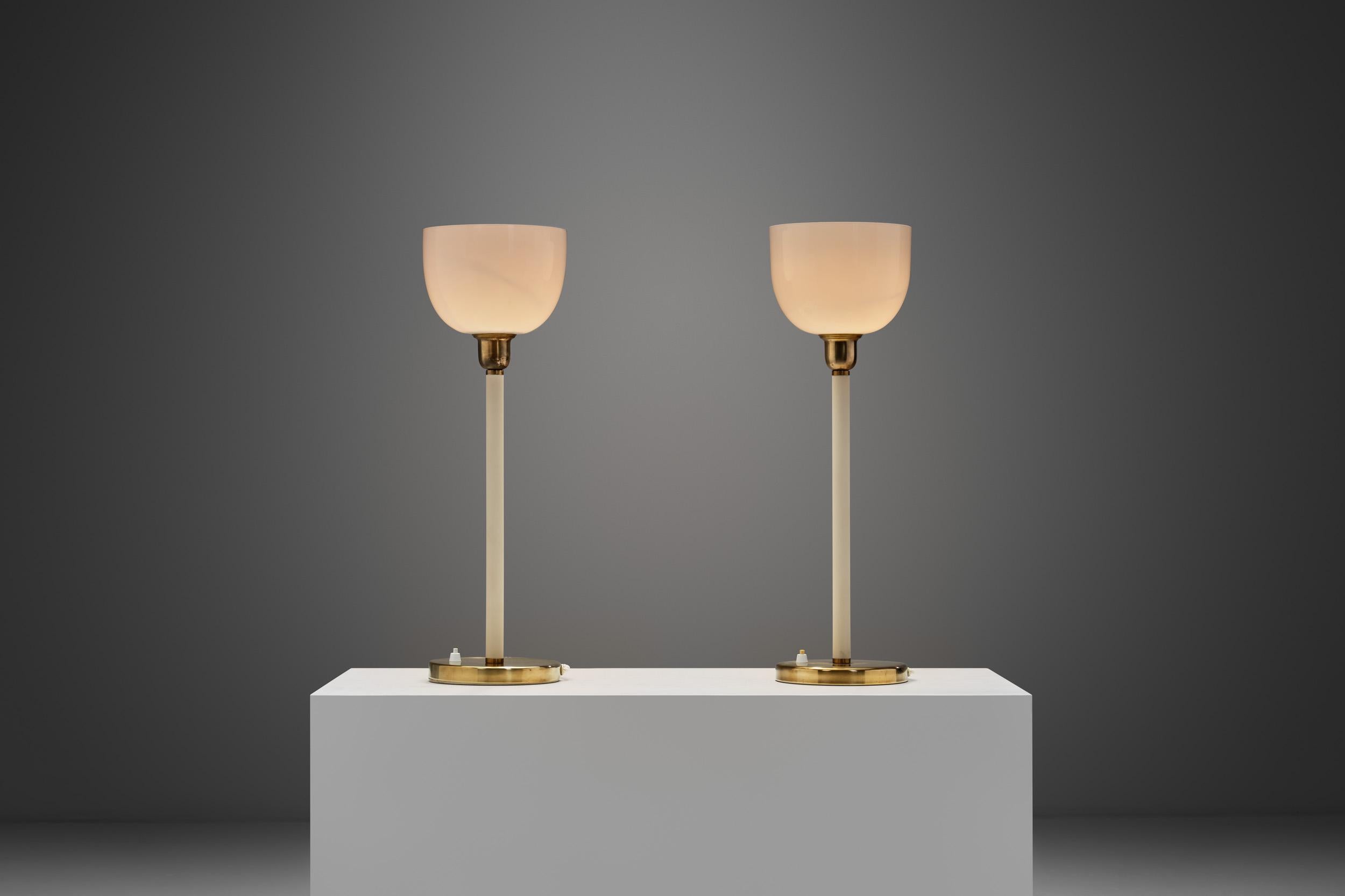 Suédois Paire de lampes de table en laiton avec coupes en verre pour ASEA, Suède Milieu du XXe siècle en vente