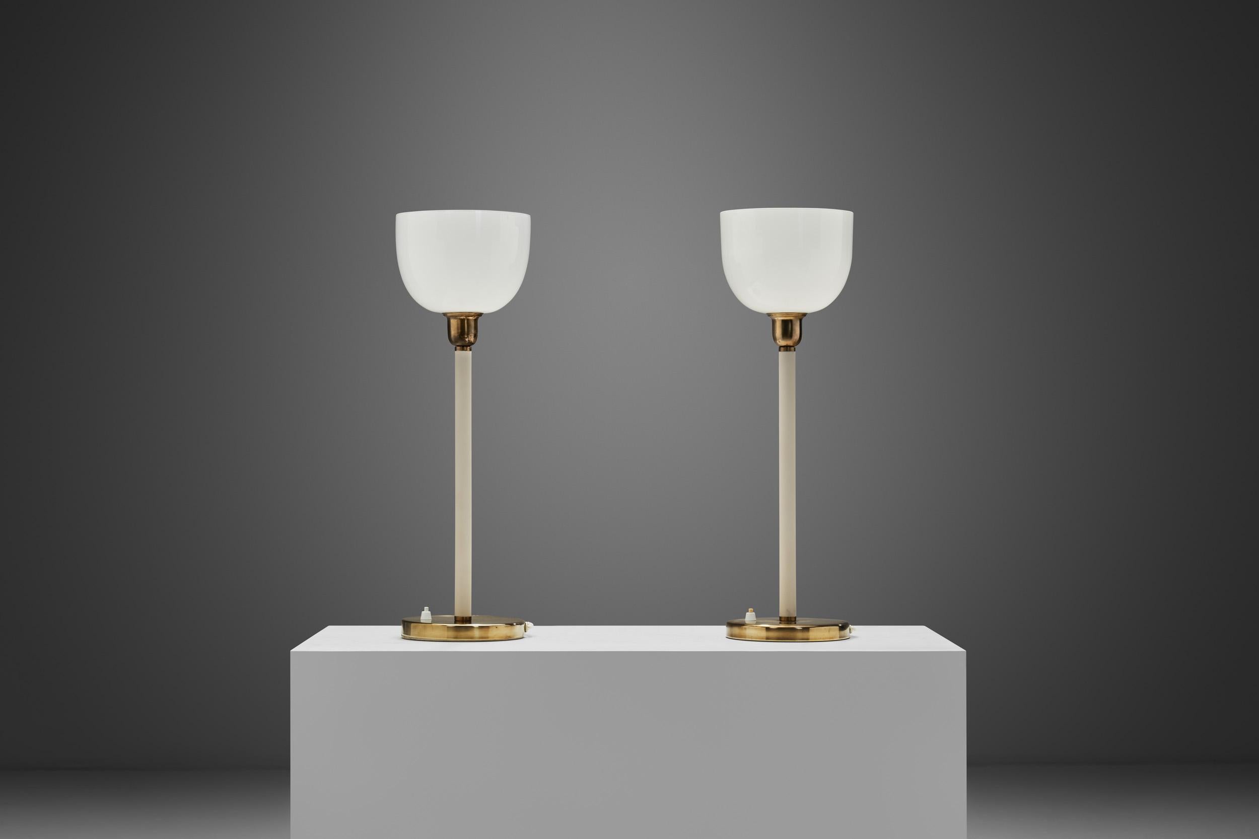 Paire de lampes de table en laiton avec coupes en verre pour ASEA, Suède Milieu du XXe siècle Bon état - En vente à Utrecht, NL