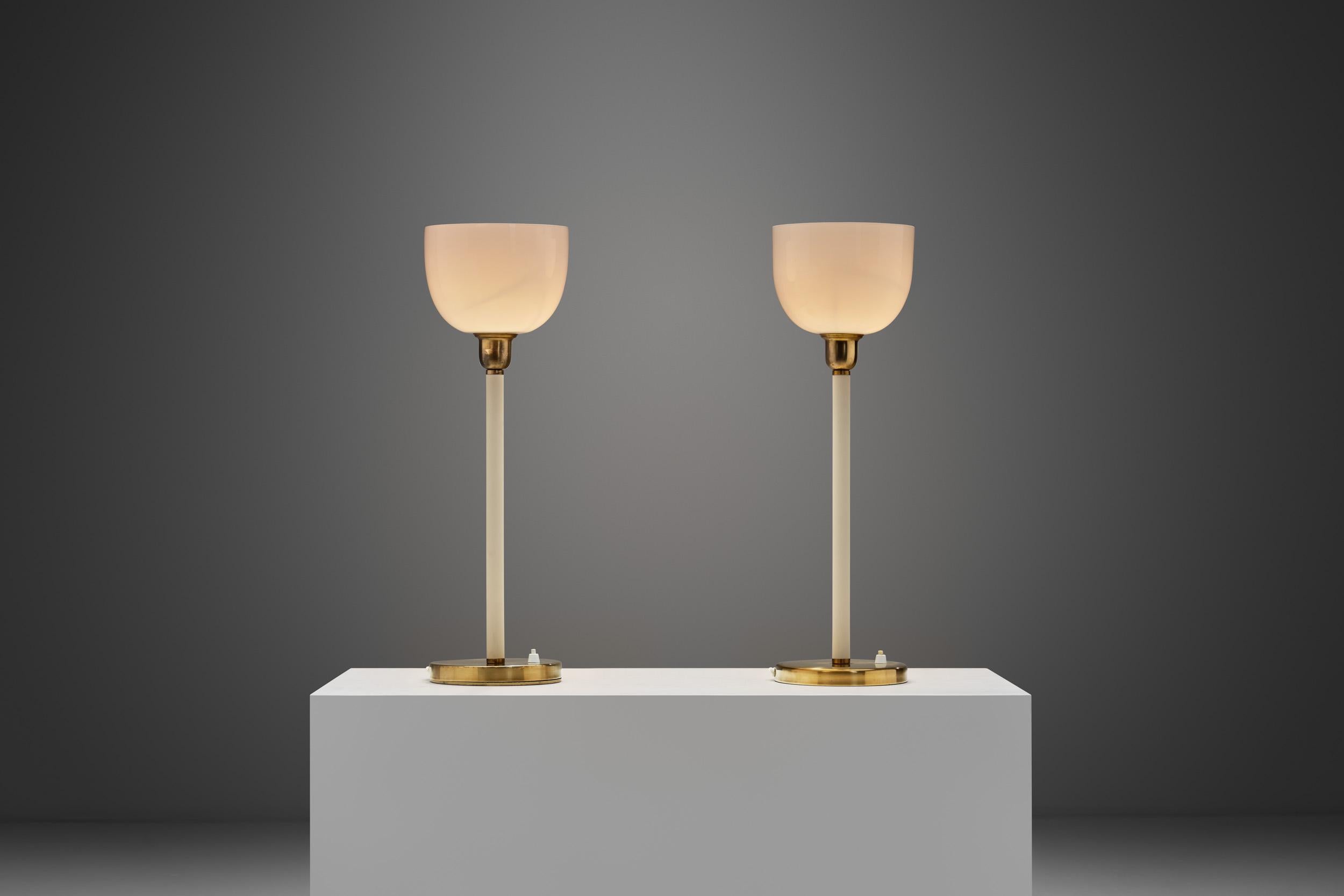 20ième siècle Paire de lampes de table en laiton avec coupes en verre pour ASEA, Suède Milieu du XXe siècle en vente