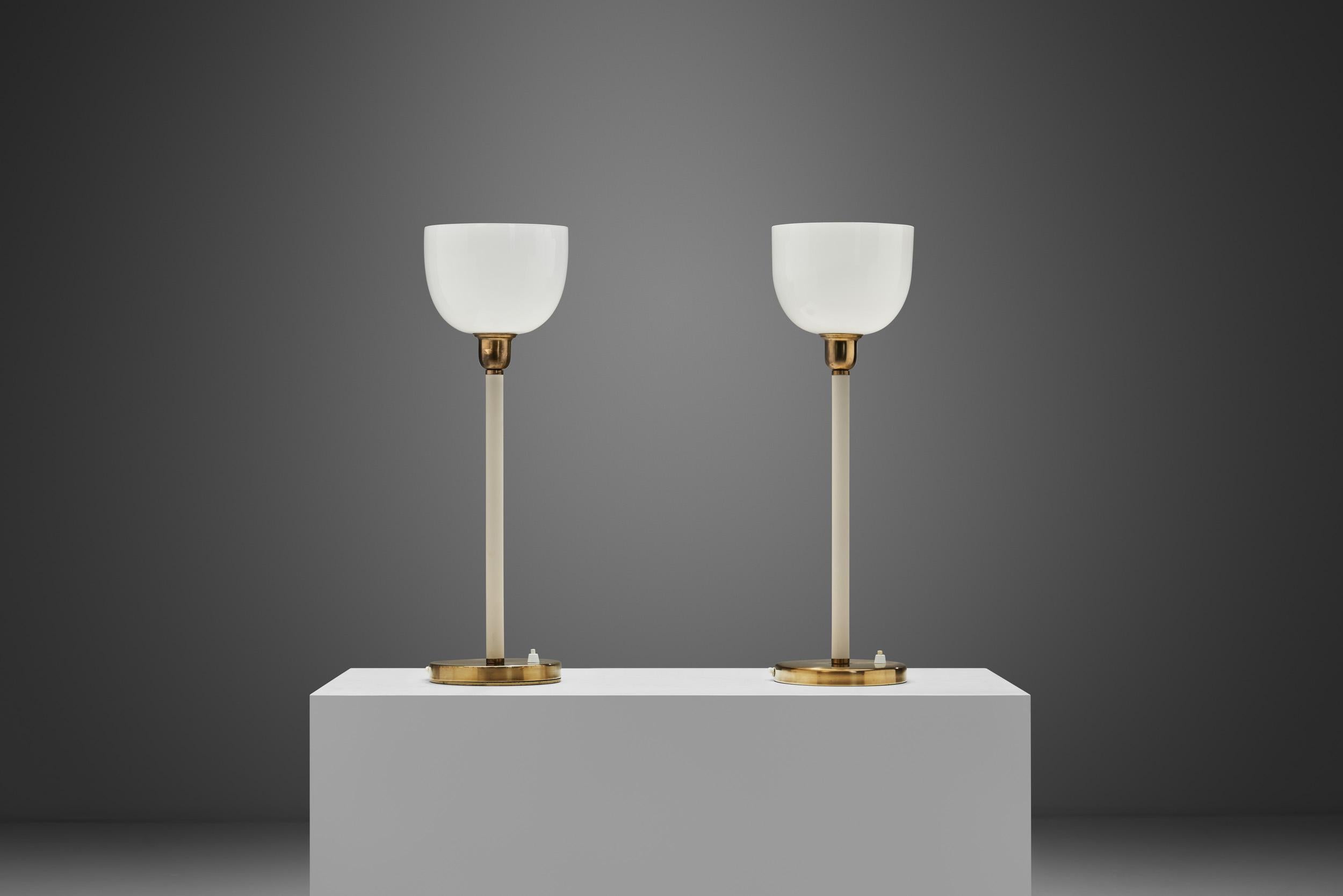 Métal Paire de lampes de table en laiton avec coupes en verre pour ASEA, Suède Milieu du XXe siècle en vente
